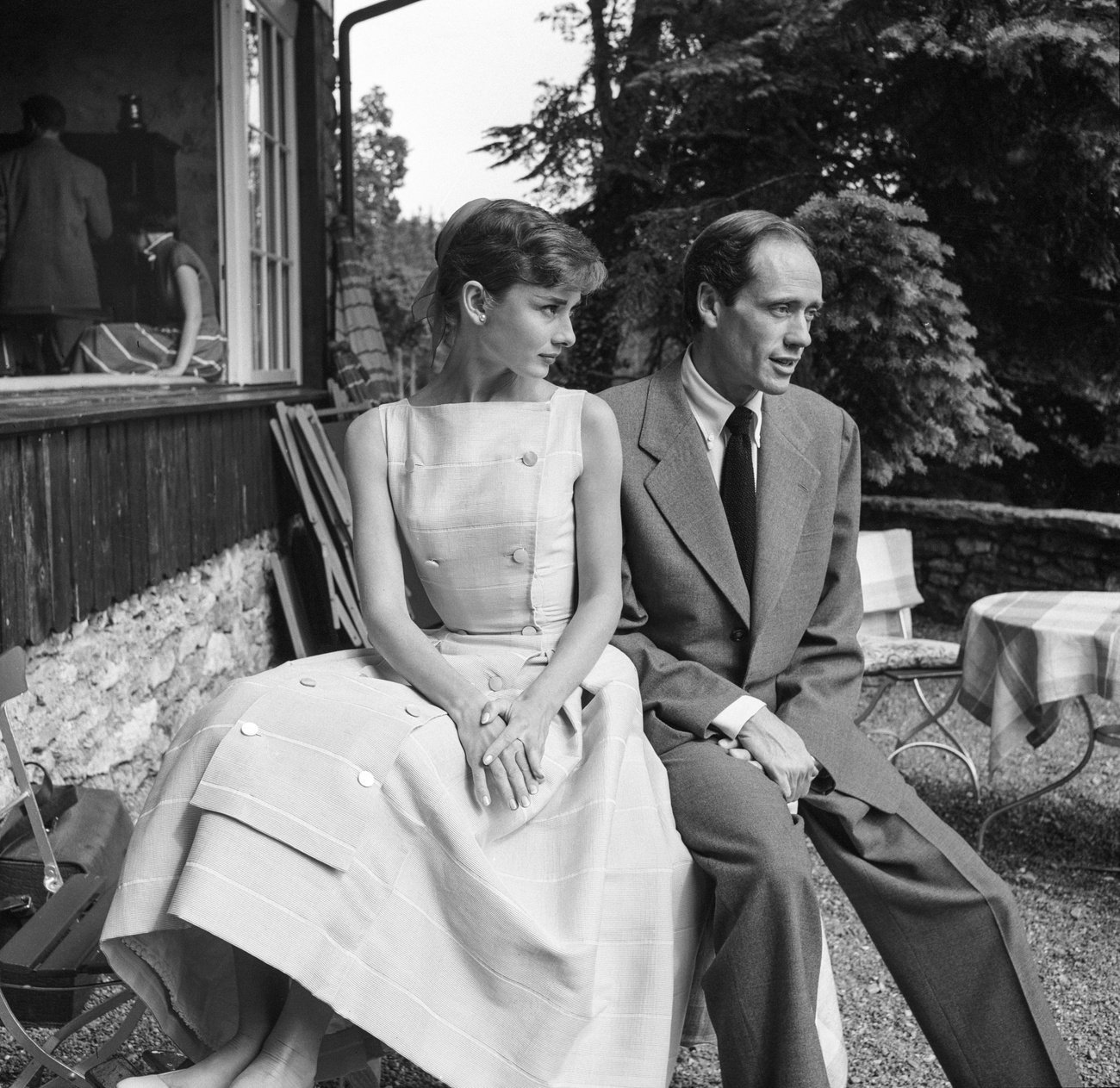 1959年，美国演员梅尔·费雷尔(Mel Ferrer)和他的妻子奥黛丽·赫本在山上的小木屋前合影。