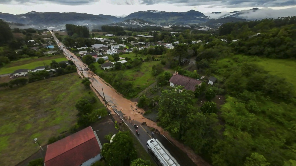 Al Menos Diez Muertos Y 21 Desaparecidos Por Lluvias En El Sur De