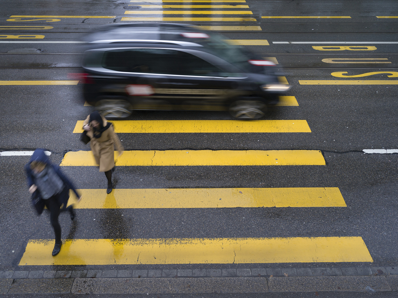 这项由苏黎世大学研究人员研发的新技术，将帮助汽车在行人突然冲入马路时及时刹车。