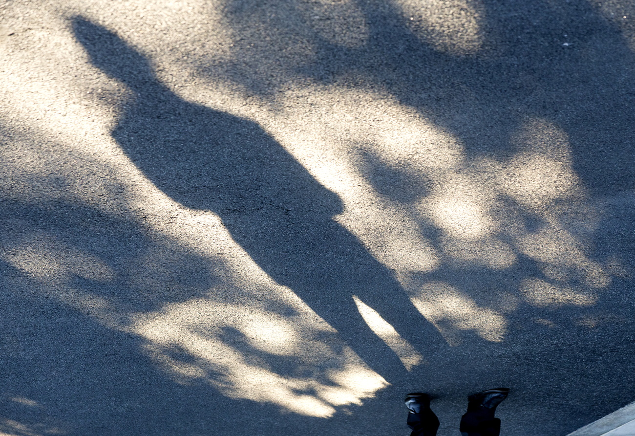 ombra di uomo in piedi