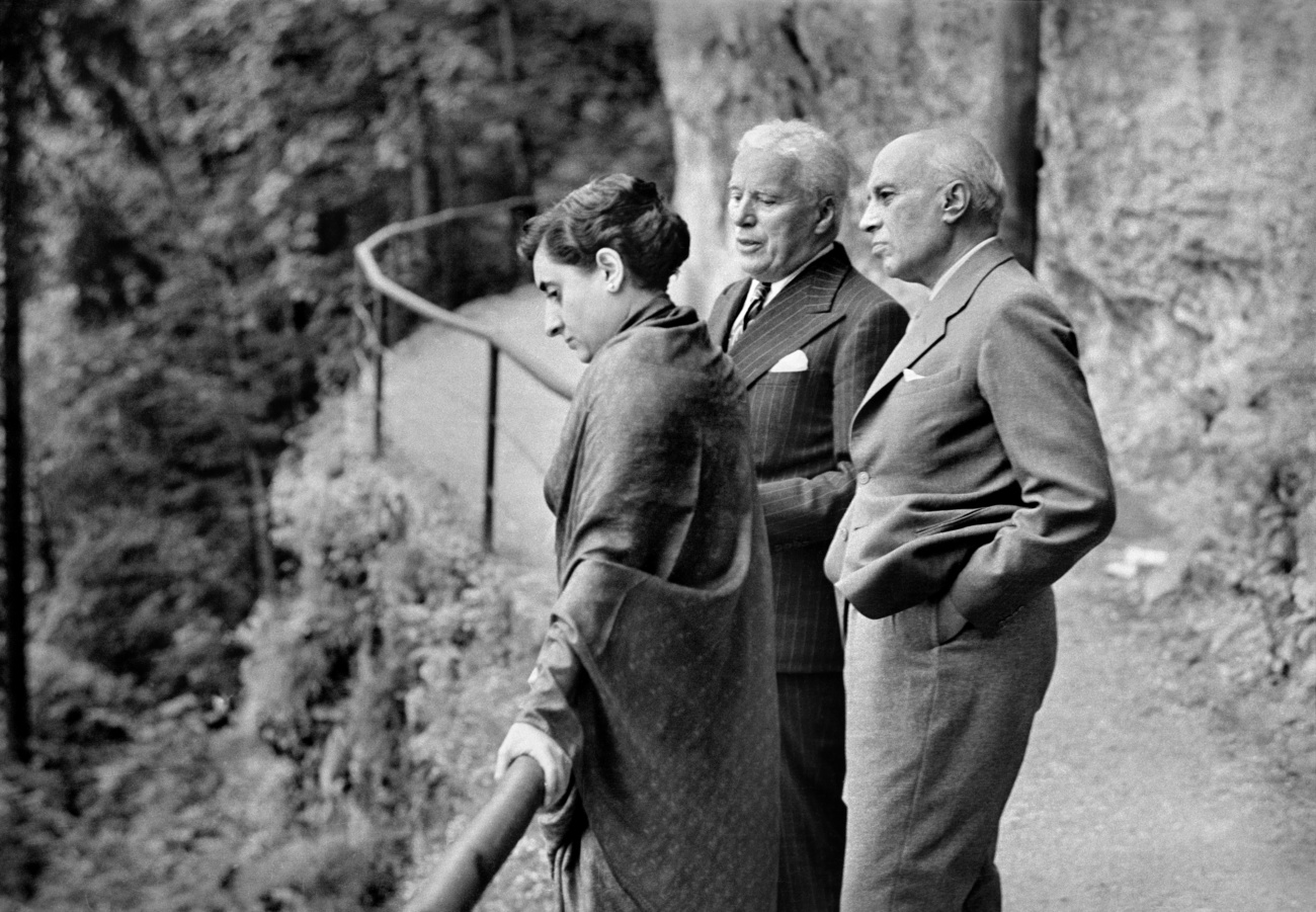 1953年，英迪拉·甘地(Indira Gandhi)与她的父亲贾瓦哈拉尔·尼赫鲁(Jawaharlal Nehru)和查理·卓别林(Charlie Chaplin)一起。