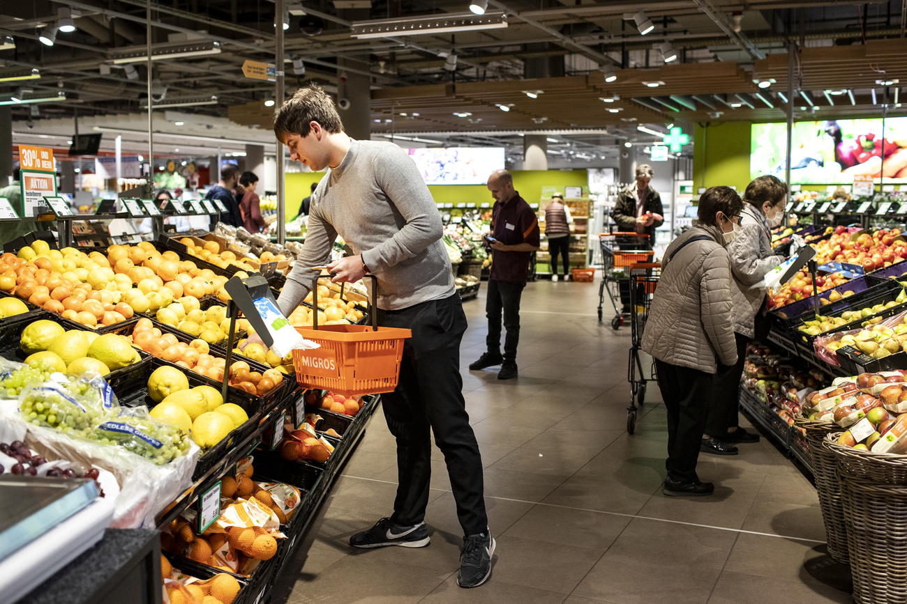 Clienti in un negozio Migros.