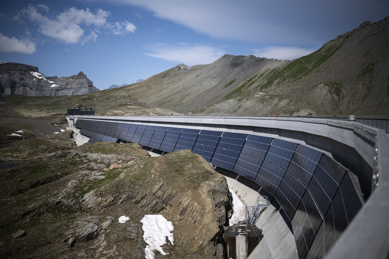 pannelli solari su una diga in montagna