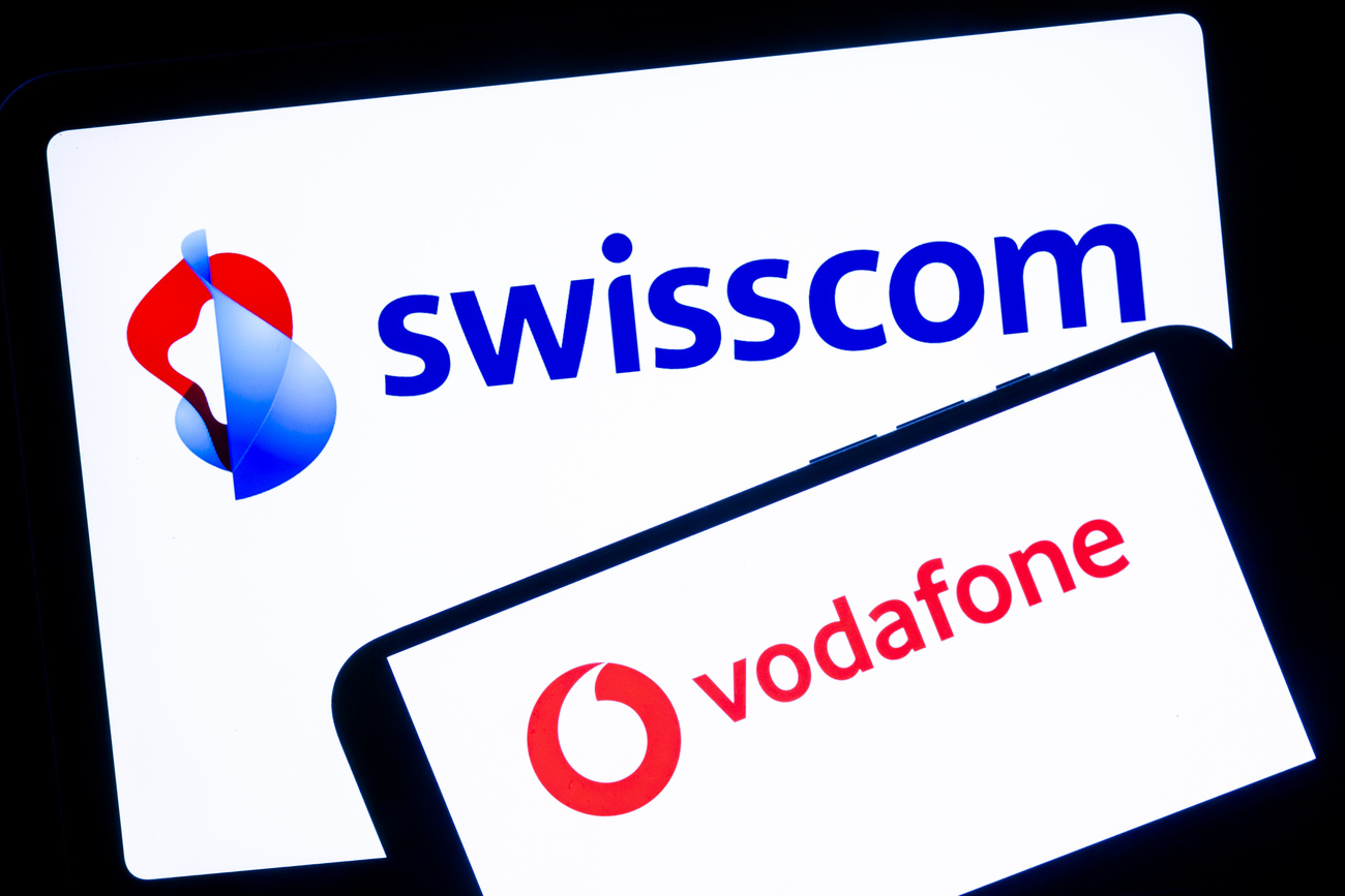 I loghi di Swisscom e Vodafone.