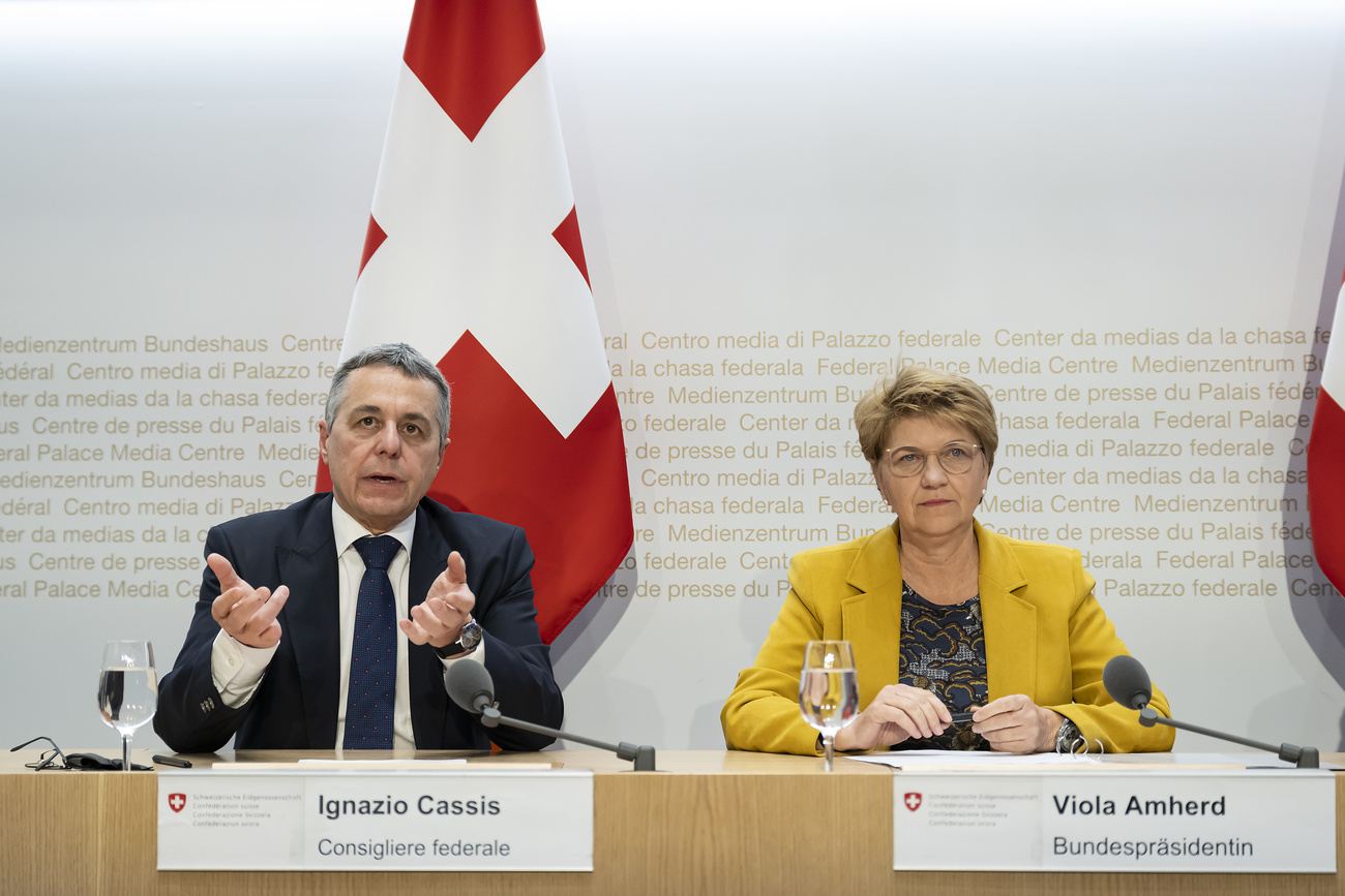 Bundesrat Ignazio Cassis und die Bundespraesidentin Viola Amherd waehrend einer Medienkonferenz