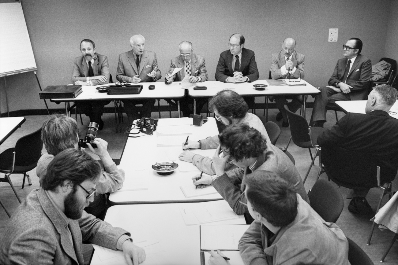 1981年的比尔德伯格会议(Bilderberg)是闭门举行的：来自西欧和北美的百名政商界要人在Bürgenstock就政治和商业问题展开了辩论。图中从左到右依次是：会议欧洲秘书长Viktor Halberstadt、德国前总统Walter Scheel、会议组织主席、瑞士与会者兼CIBA GEIGY集团董事会成员Victor Umbricht和会议的美国名誉秘书长Paul B. Finny在召开新闻发布会。