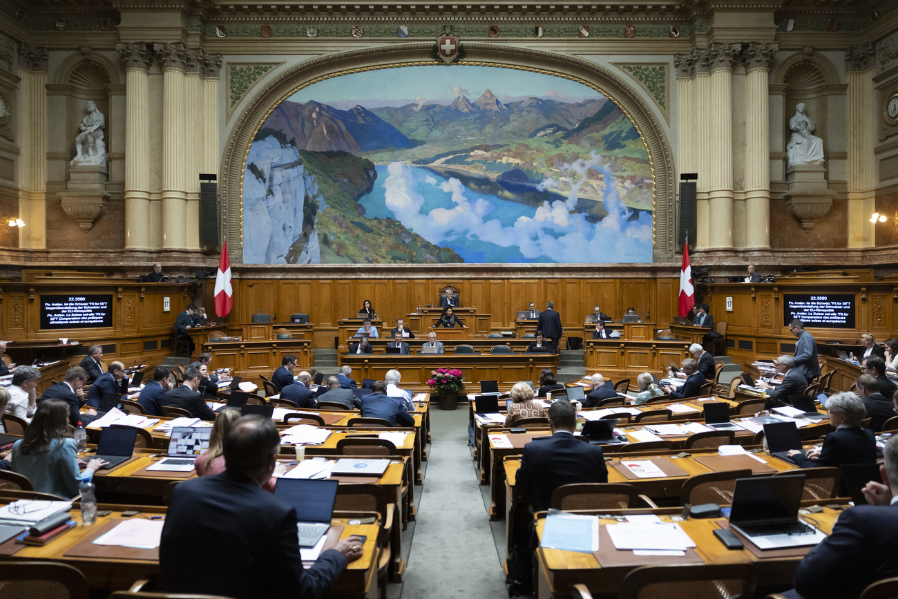 Парламент Швейцарии нового созыва начинает свою летнюю сессию, на повестке дня стоят, среди прочих, вопросы обороны и экономии бюджетных расходов.