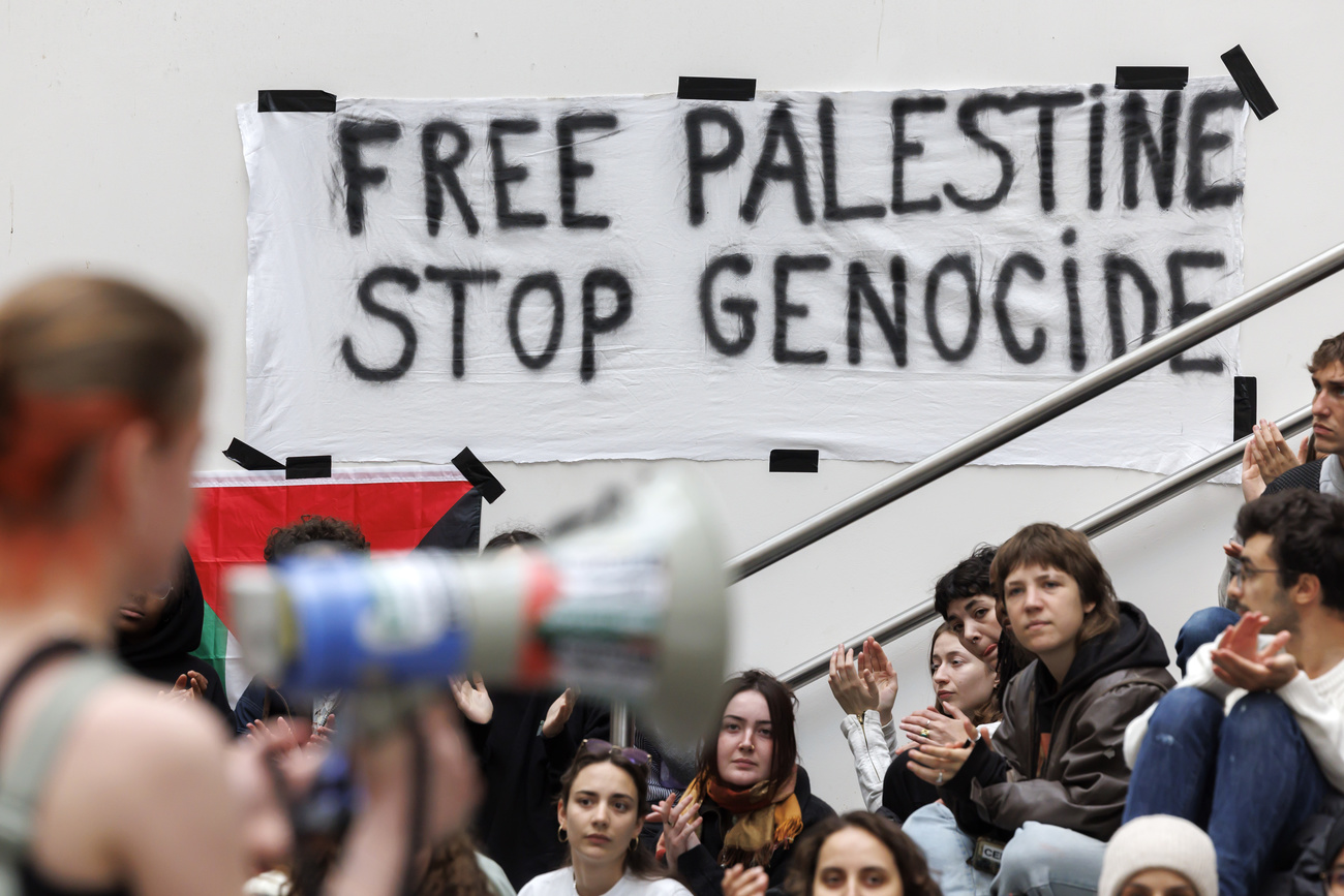 Un cartello con la scritta Palestina libera, stop al genocidio.