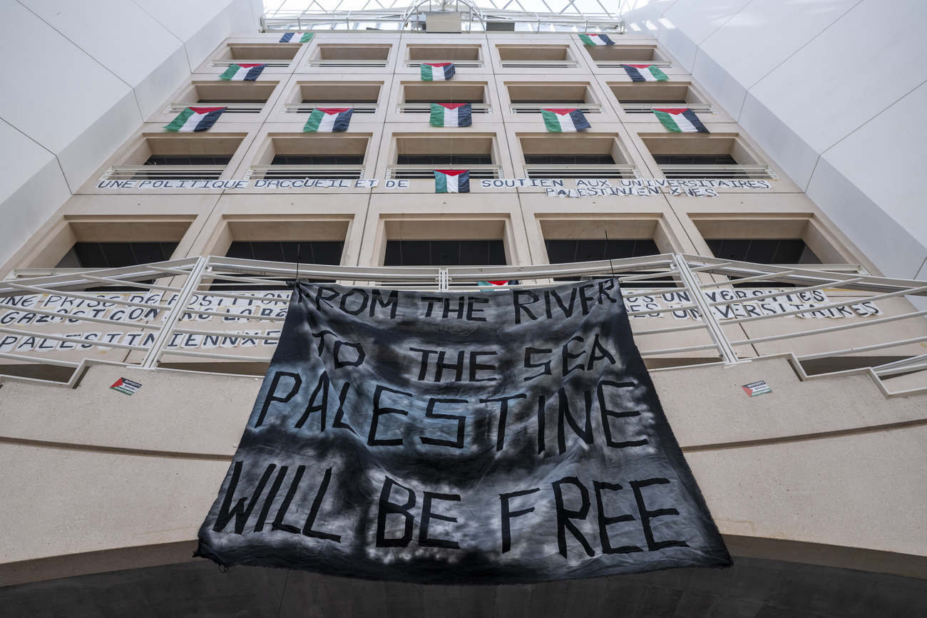 Transparent gegen Israel zum Gazakrieg an der Universität Genf mit der Aufschrift: "From the river to the Sea,.."