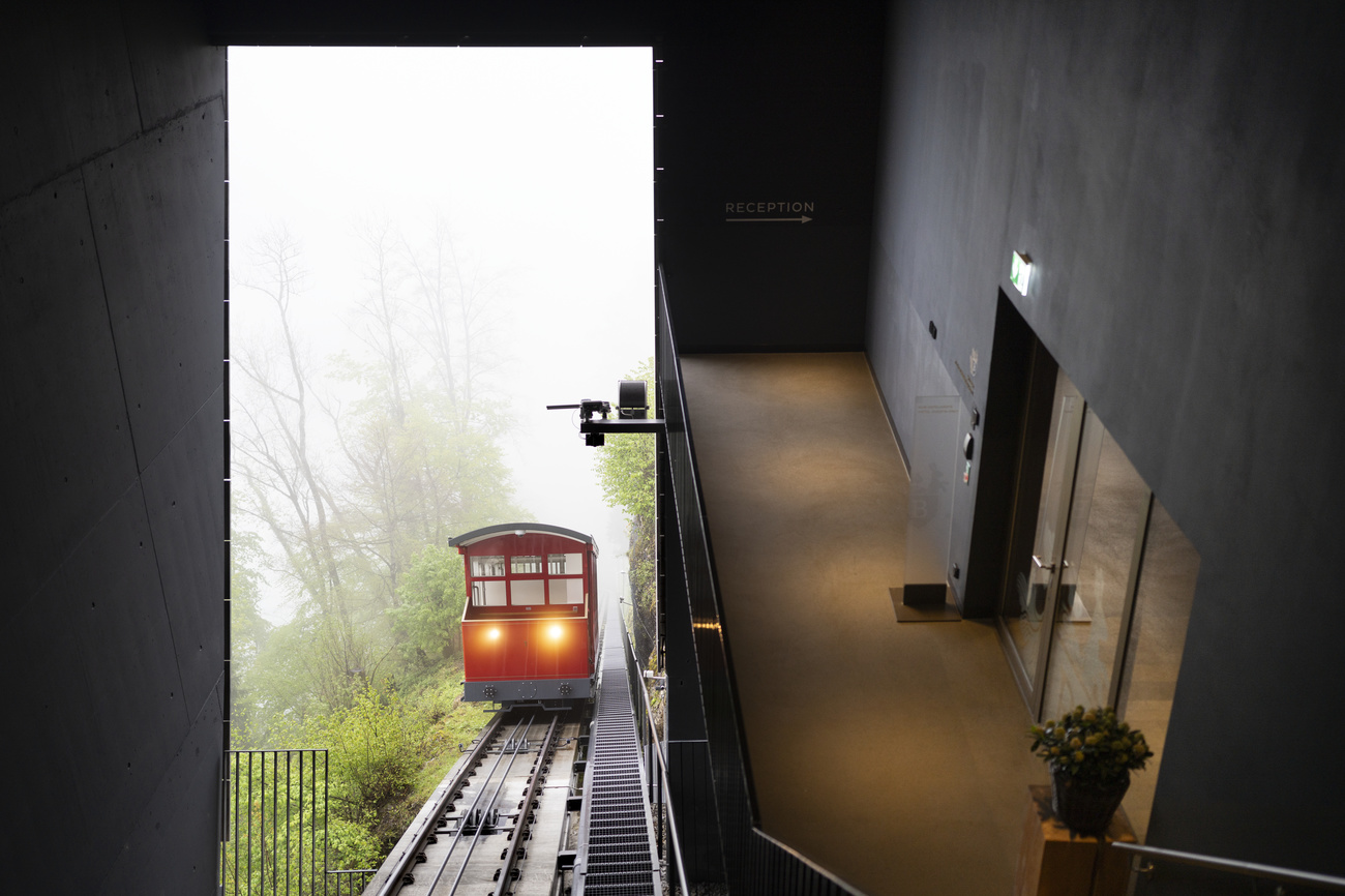 轨道缆车在山上经停布尔根施托克站，站台直接通往布尔根施托克酒店的一部分。这里只能通过缆车或蜿蜒曲折的公路到达。