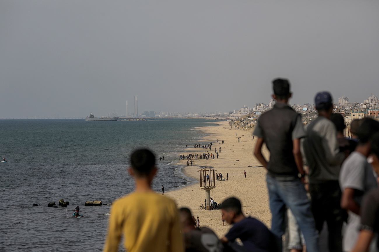 19日、臨時浮桟橋そばに係留された、ガザへの援助物資輸送船。国連パレスチナ難民救済事業機関はパレスチナ自治区の食料不足が深刻だと訴える