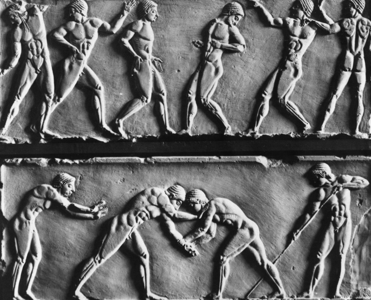 Un relief historique montre des personnes pratiquant un sport