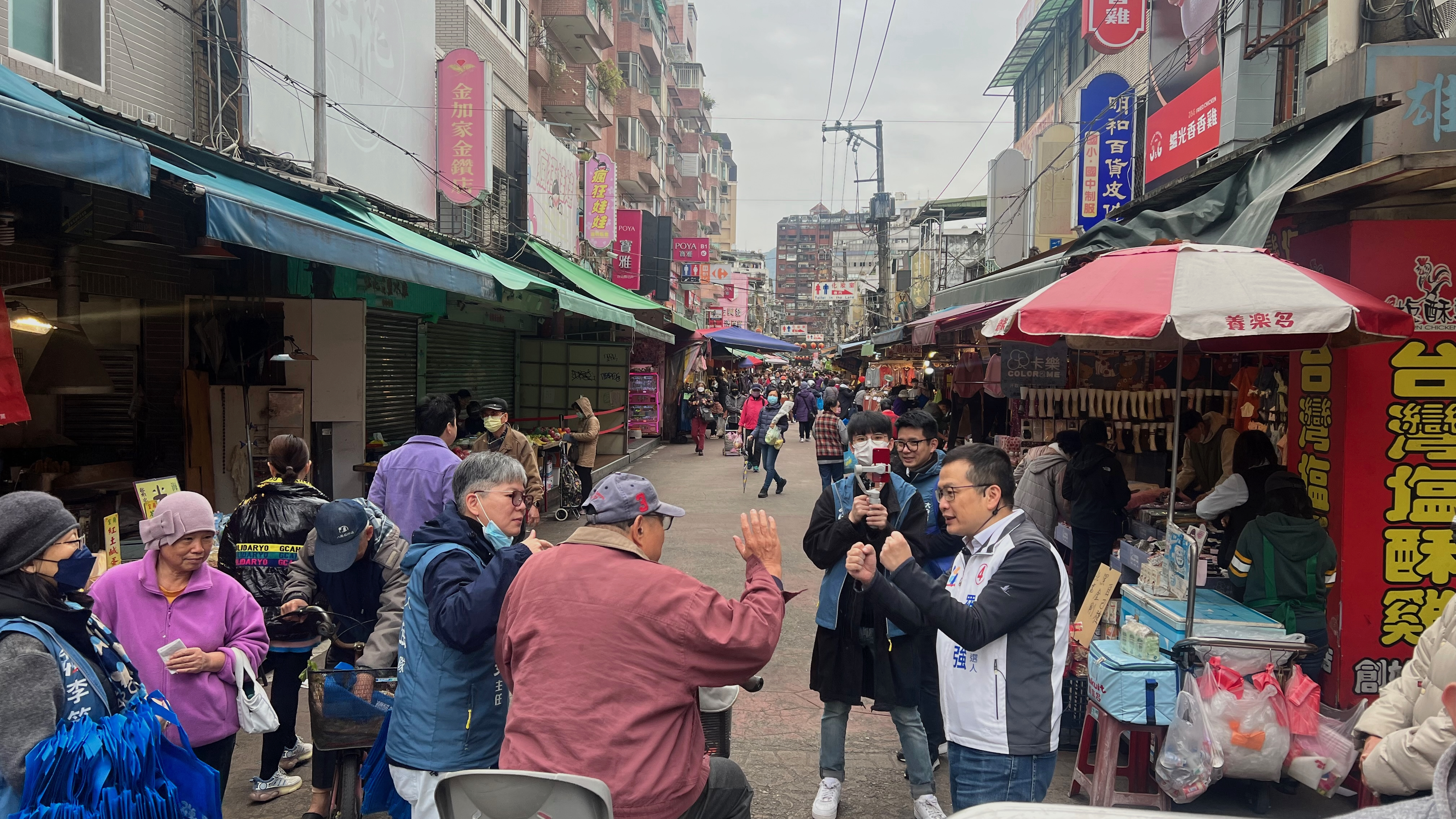 2024年初，来自保守阵营国民党的政治家罗智强在台北大安区的一条市场街上进行竞选活动。