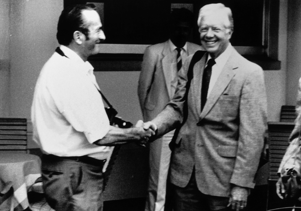 1960年，下瓦尔登州的警察摄影师卡尔·奥德马特(Karl Odermatt)向未来的美国总统吉米·卡特(Jimmy Carter)致意。