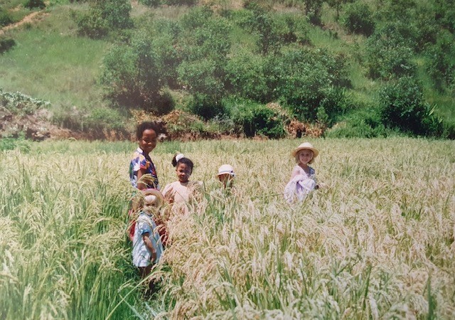 Quatre enfants dans un champ en Afrique