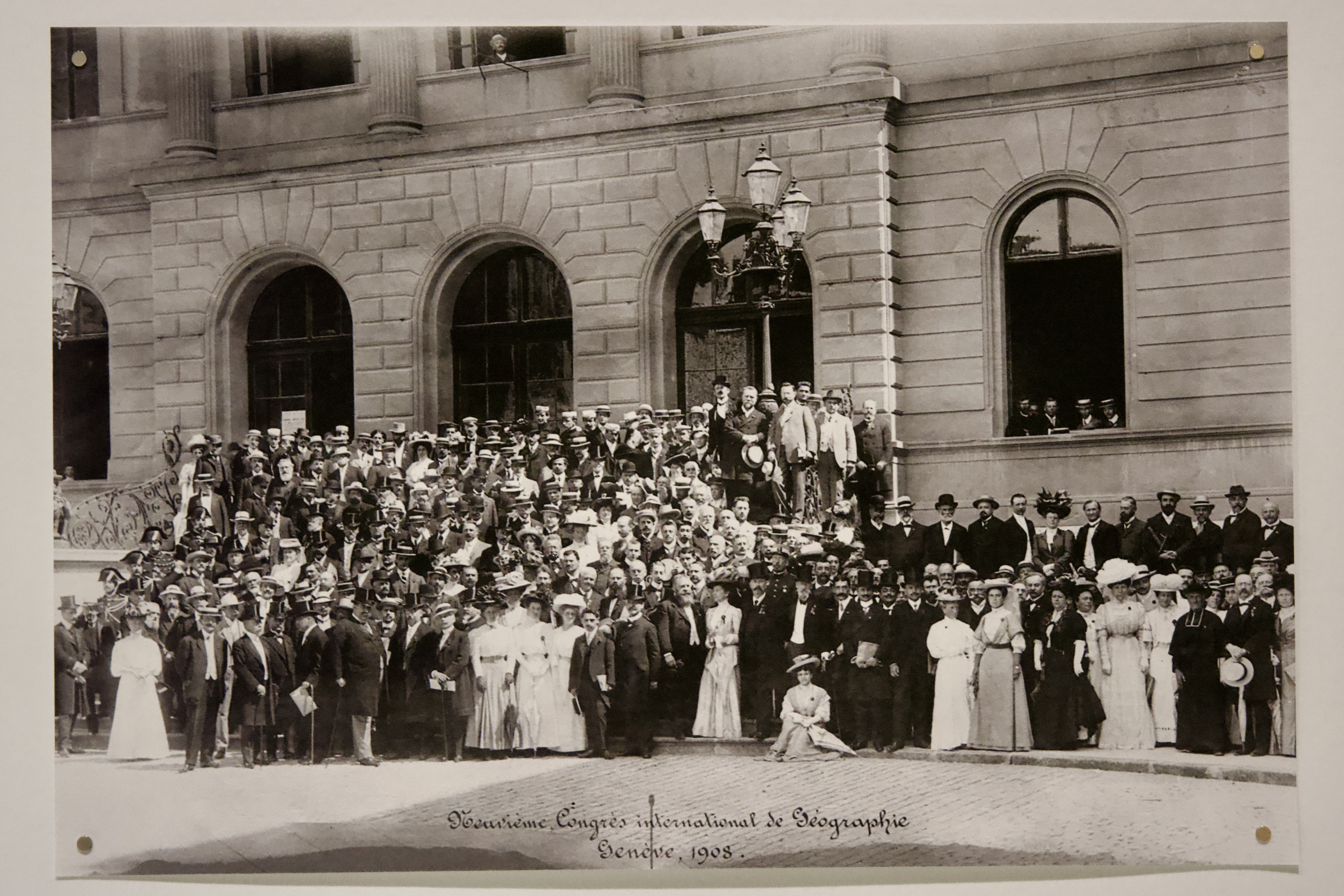 Les participantes et participants au 9e Congrès international de géographie, photographiés à Genève en juillet 1908.