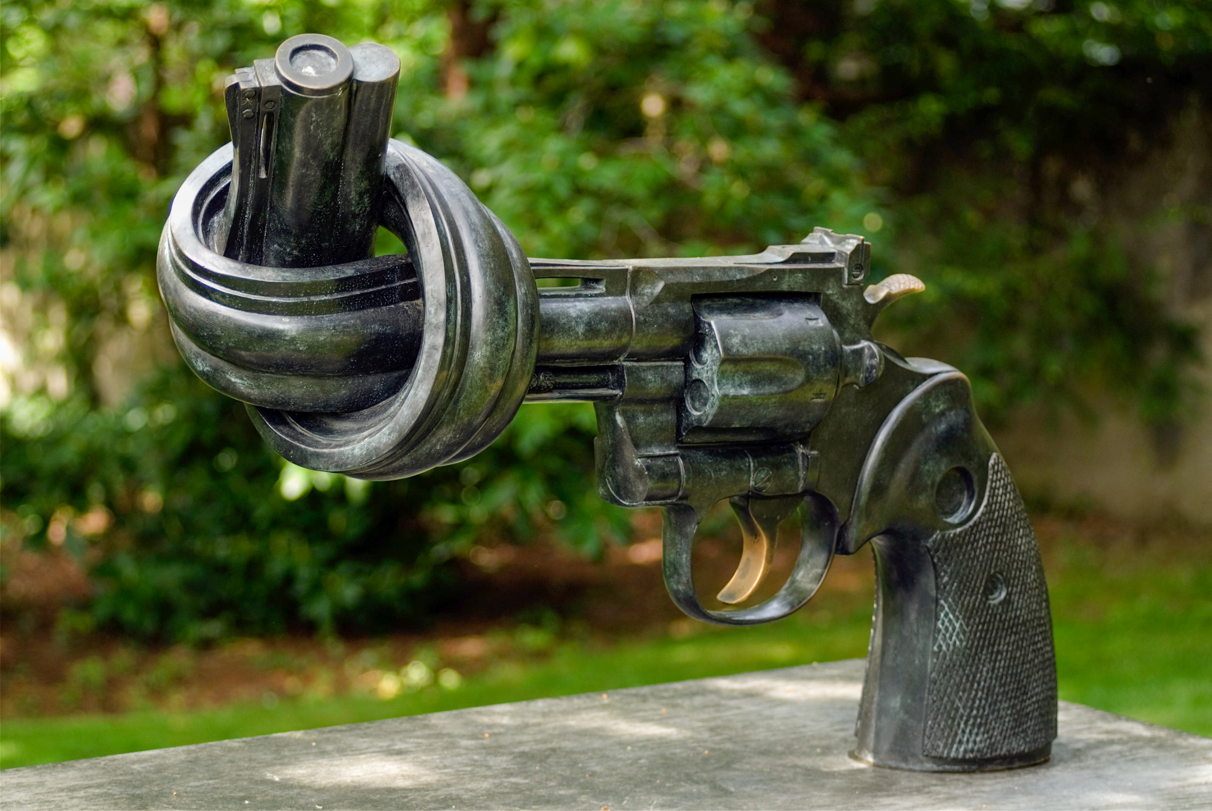 Sculpture d'un pistolet avec un nœud