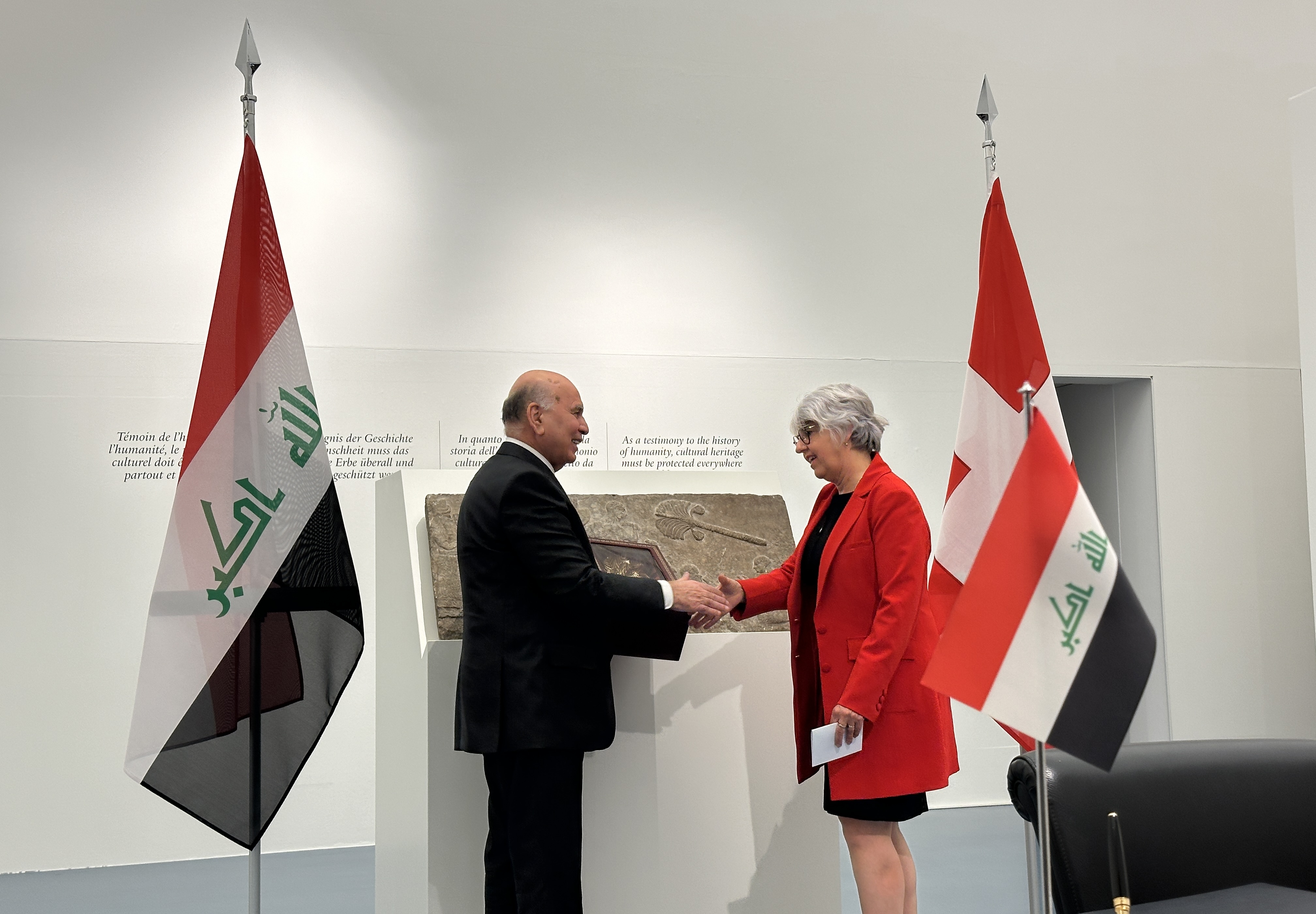 المستشارة الفدرالية إليزابيث بوم-شنايدر وفؤاد حسين، وزير خارجية جمهورية العراق.