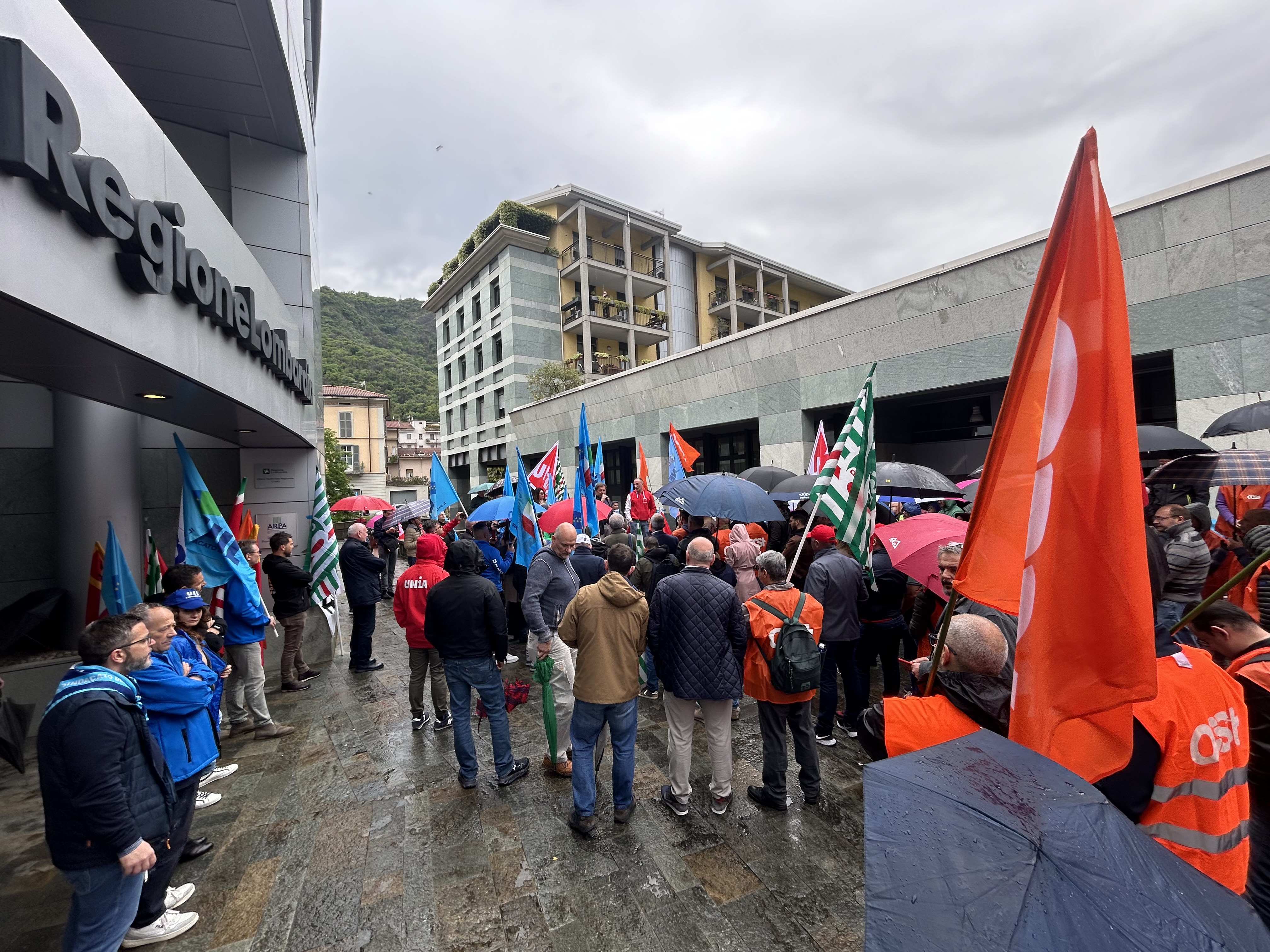 Lavoratori e lavoratrici frontalieri in protesta a Como.