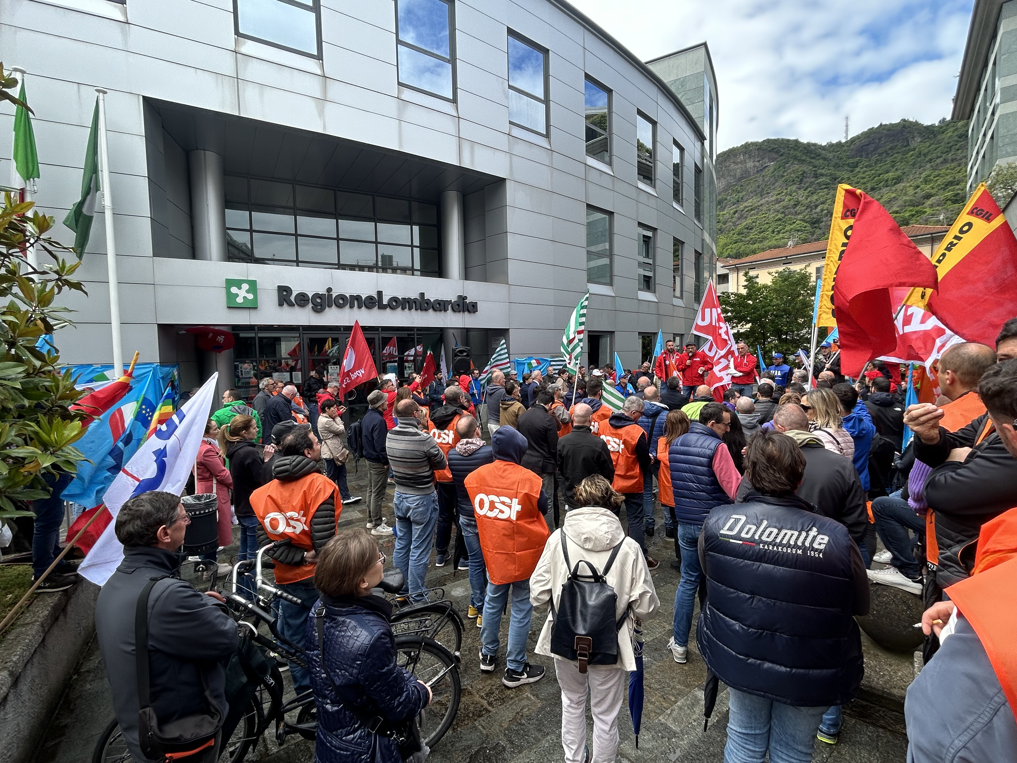 Lavoratori e lavoratrici frontalieri in protesta a Como.
