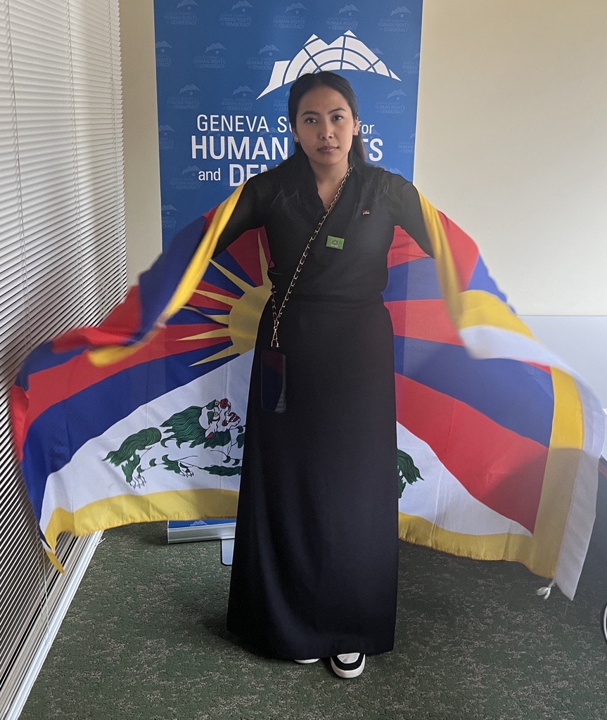 donna avvolta dalla bandiera tibetana