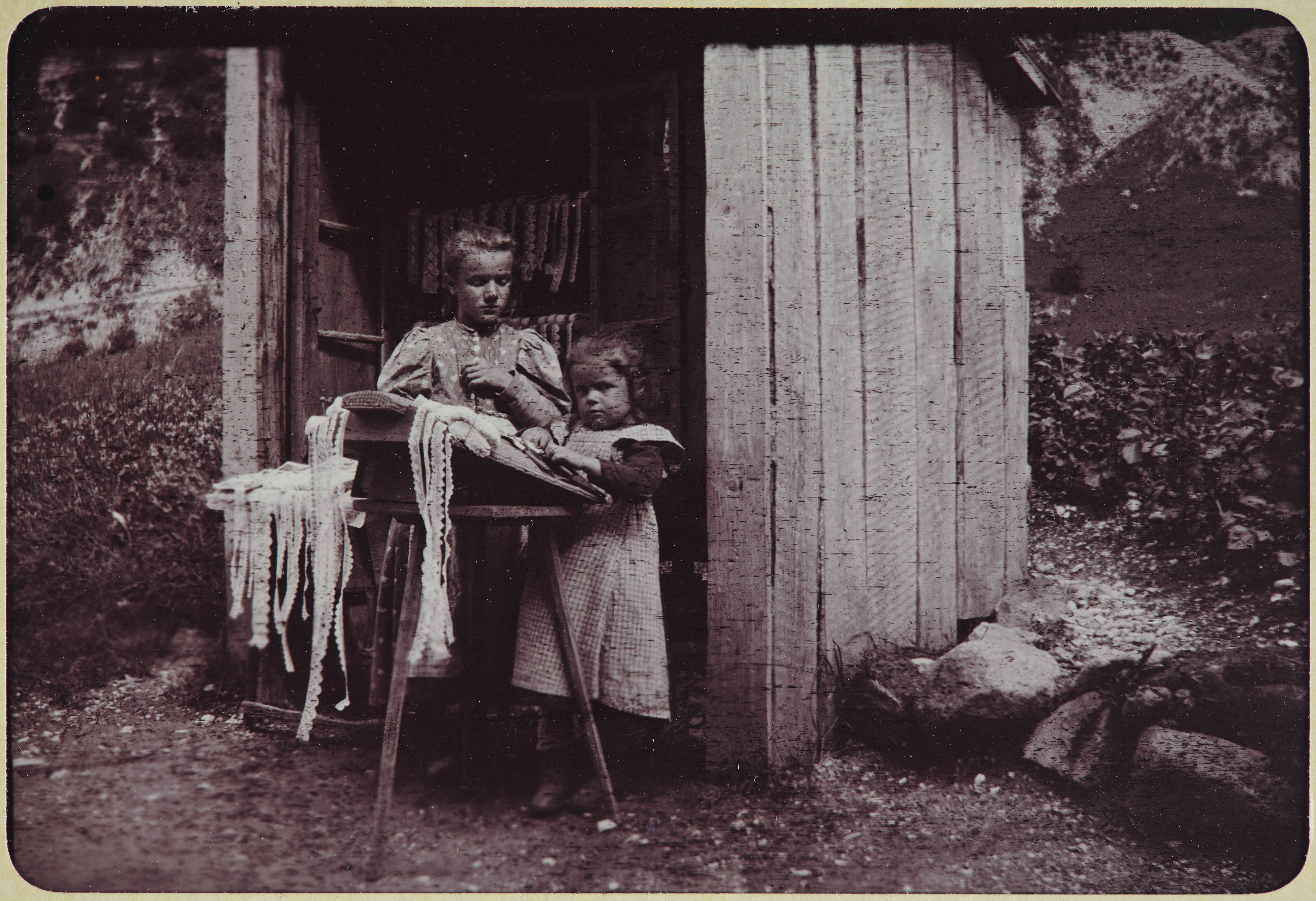 طفل وطفلة يبيعان الدانتيل في وادي لاوتربرونن حوالي عام 1900.