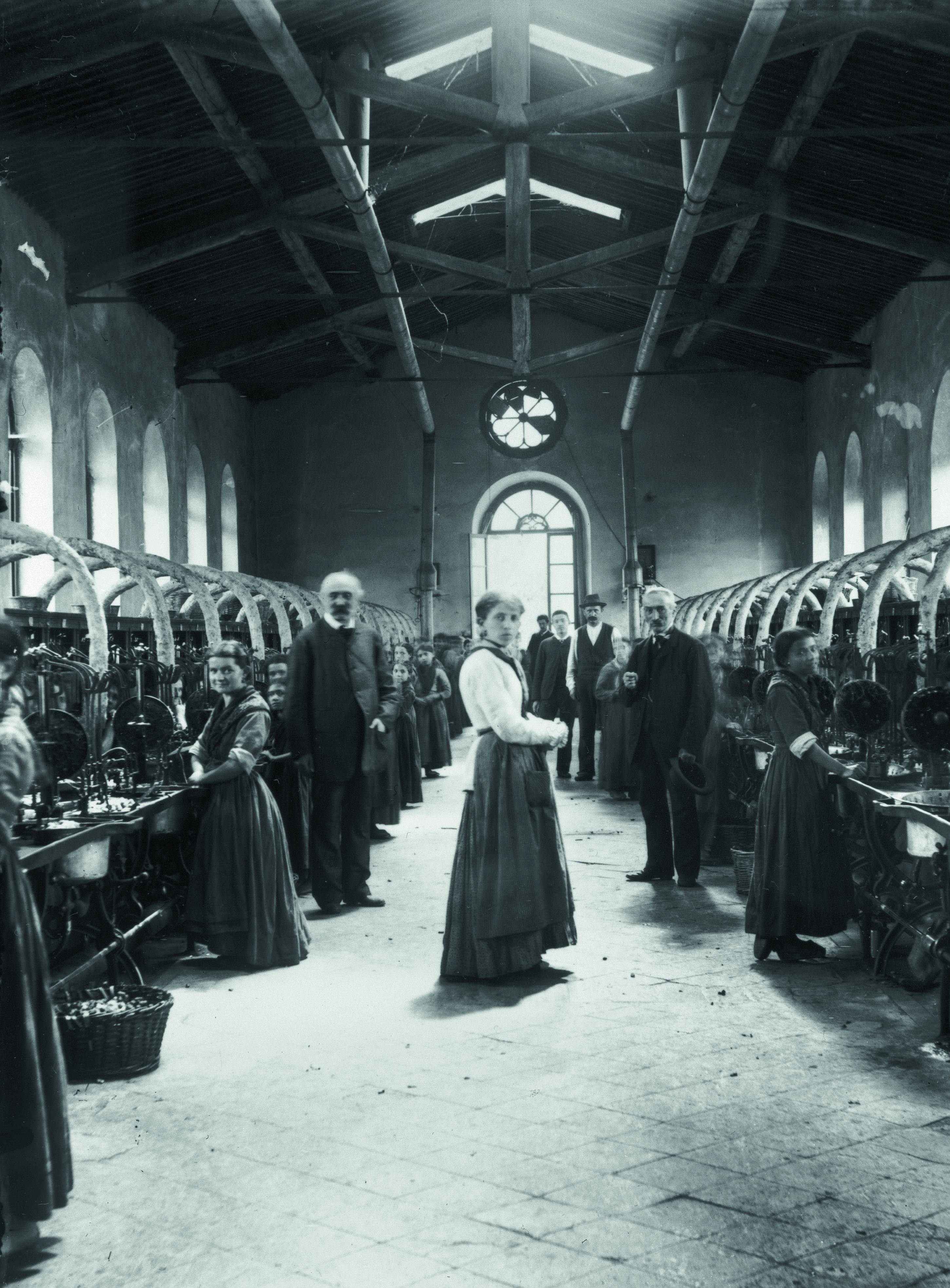 عملية الصباغة في مصنع حرير (ما بين عامي 1890 و1936).