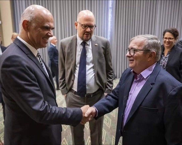Former Federal Councillor Alain Berset (right) with the former leader of the FARC-EP Rodrigo Londono (left), who is now a politician.