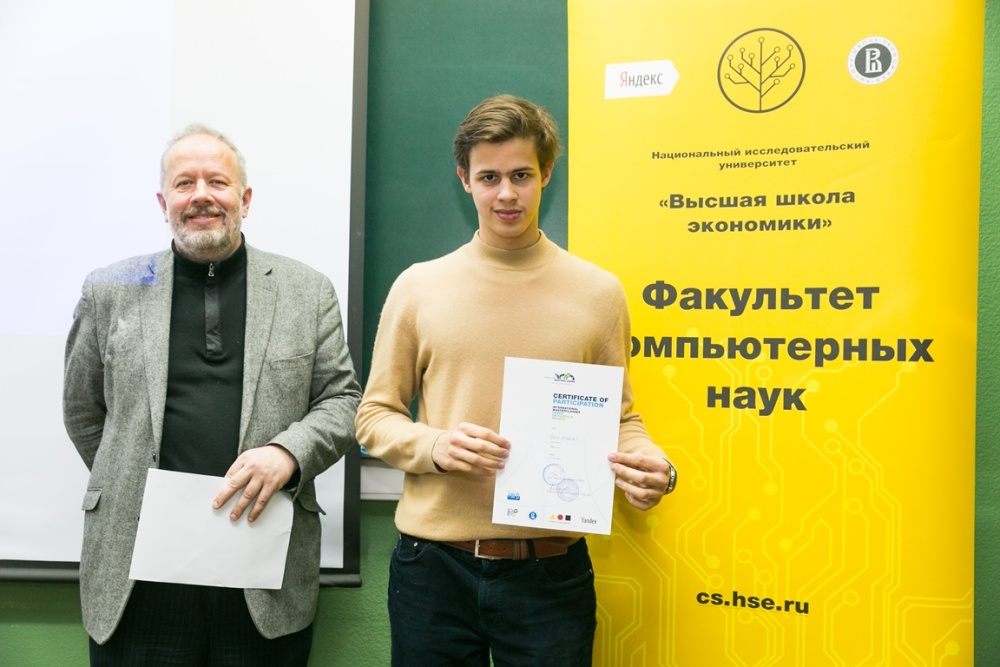 Федор Ратников (слева) с одним из своих студентов во время семинара, организованного ЦЕРН совместно с ВШЭ в Москве и российской компанией Яндекс в 2017 году.