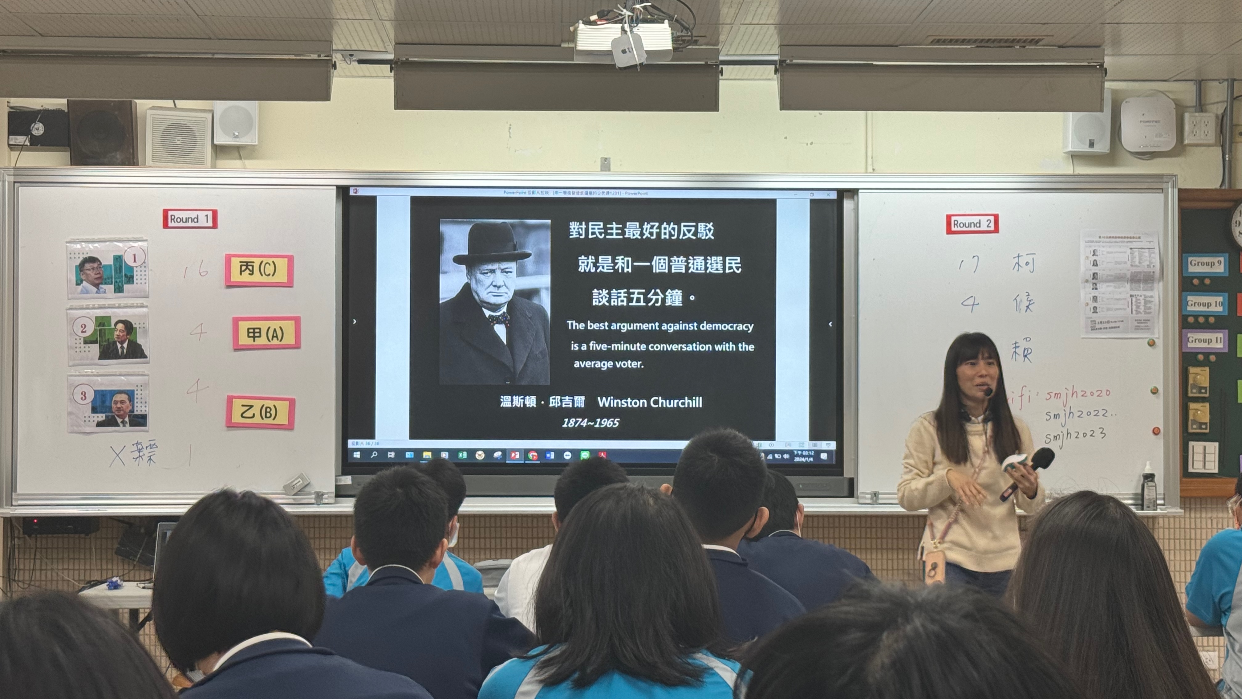 Lehrerin Yi Ting Jhang steht vor einer Klasse in Taiwan.