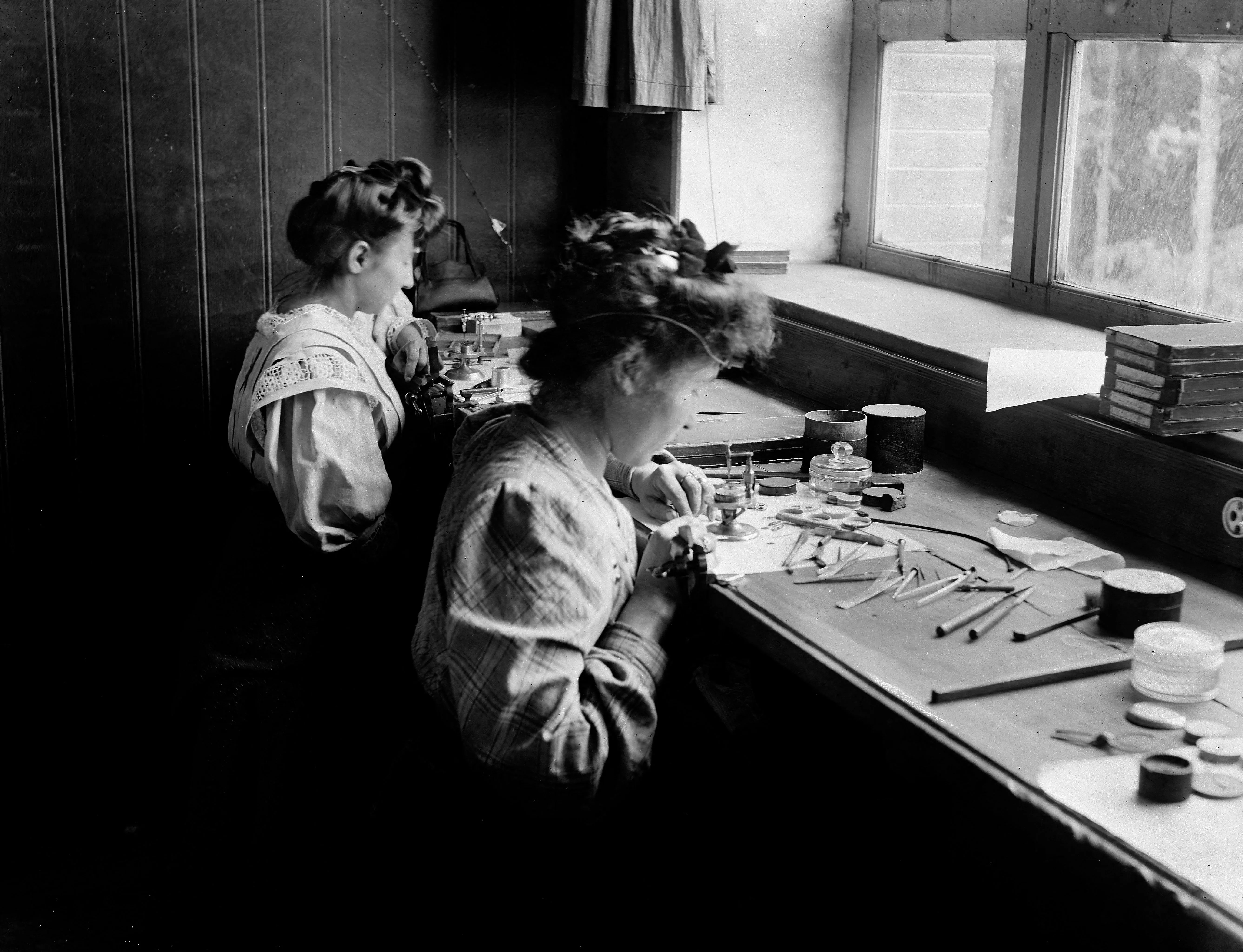 法國貝桑松製錶車間的女工，1908年。