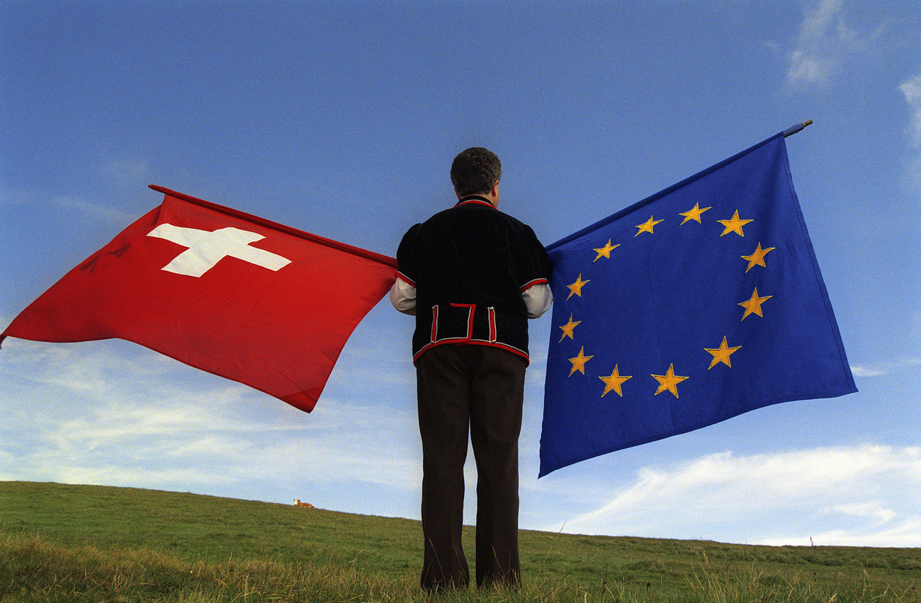 uomo con bandiera uE e svizzera