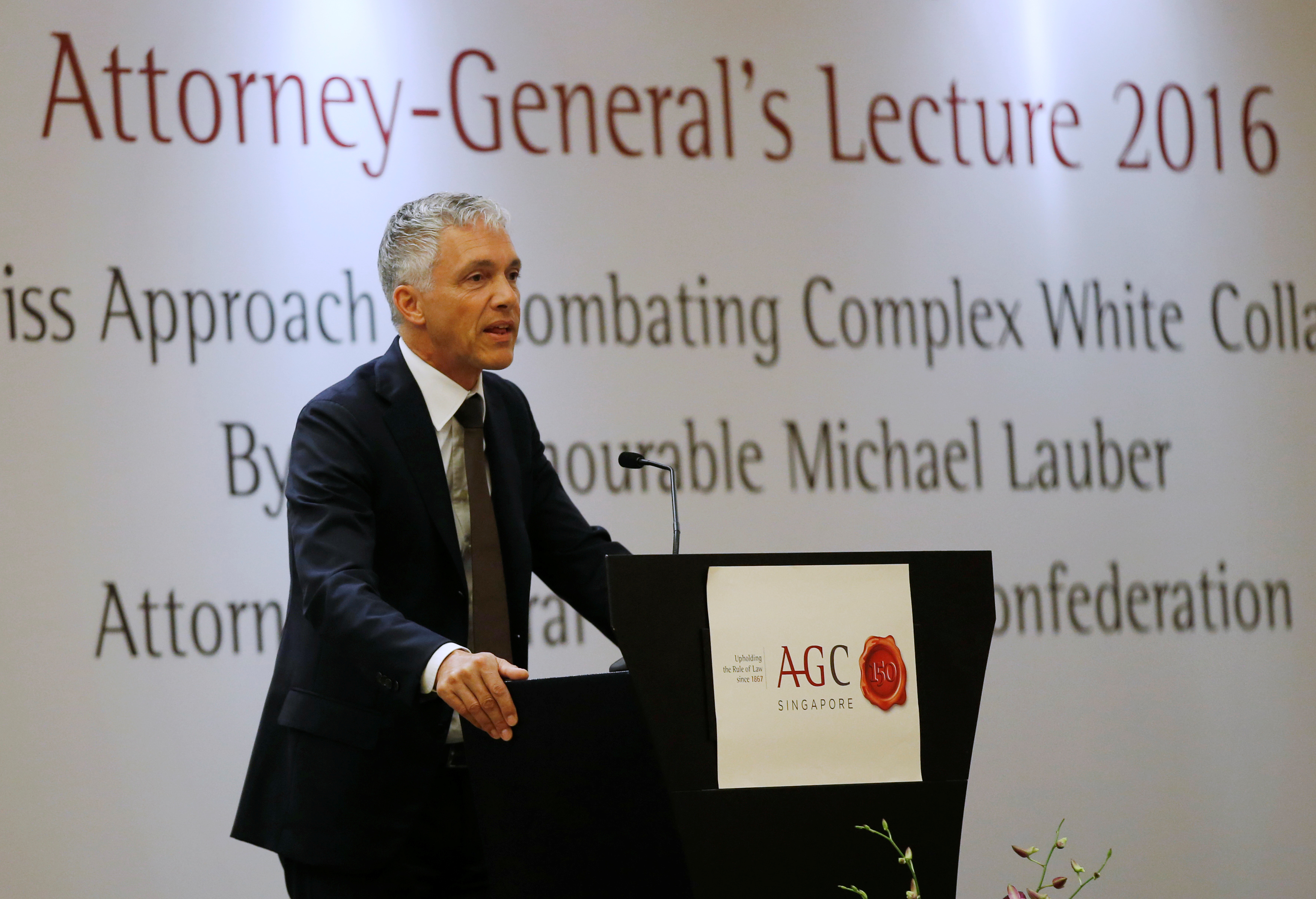 Генеральный прокурор Швейцарии Михаэль Лаубер читает лекцию на тему «Швейцарский подход к борьбе с преступлениями белых воротничков» в Сингапуре 5 октября 2016 года.