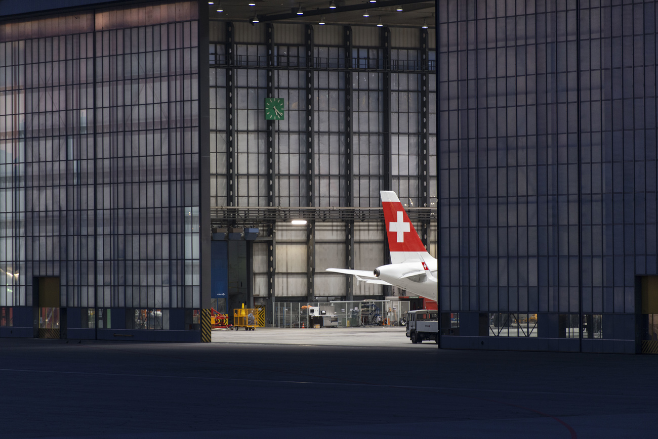 Ein Flugzeug in einem Hangar