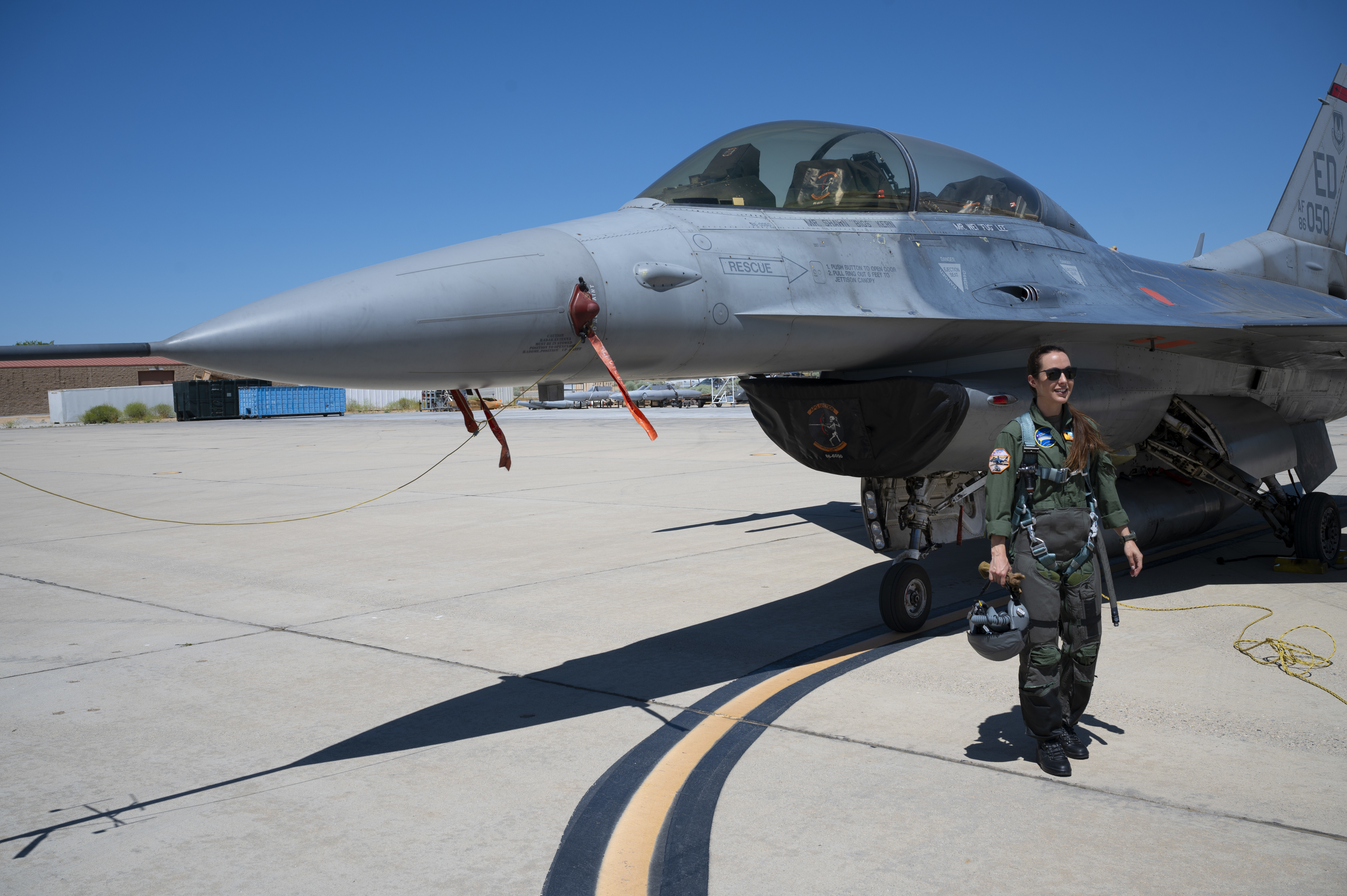 身为美国空军试飞员学校的现役学员，来自瑞士空军的试飞员学员法妮·绍莱正在位于美国爱德华兹空军基地为其飞行做准备工作。2024年6月8日从空军试飞员学校毕业后，她就会成为瑞士历史上第一位女性试飞员。绍莱也是瑞士空军第一位获得战斗机飞行员资格的女性。