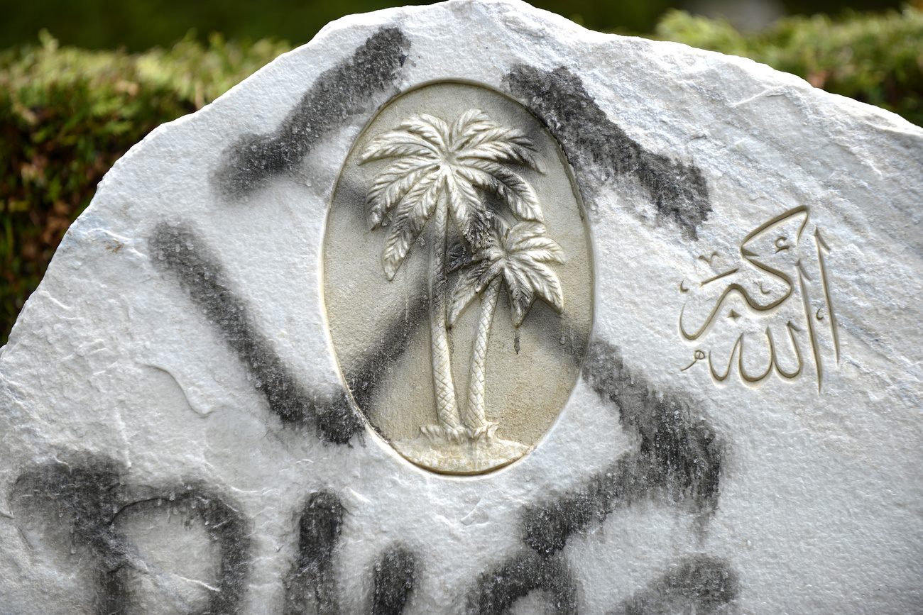 イスラム教徒の墓に描かれたナチスの鉤十字
