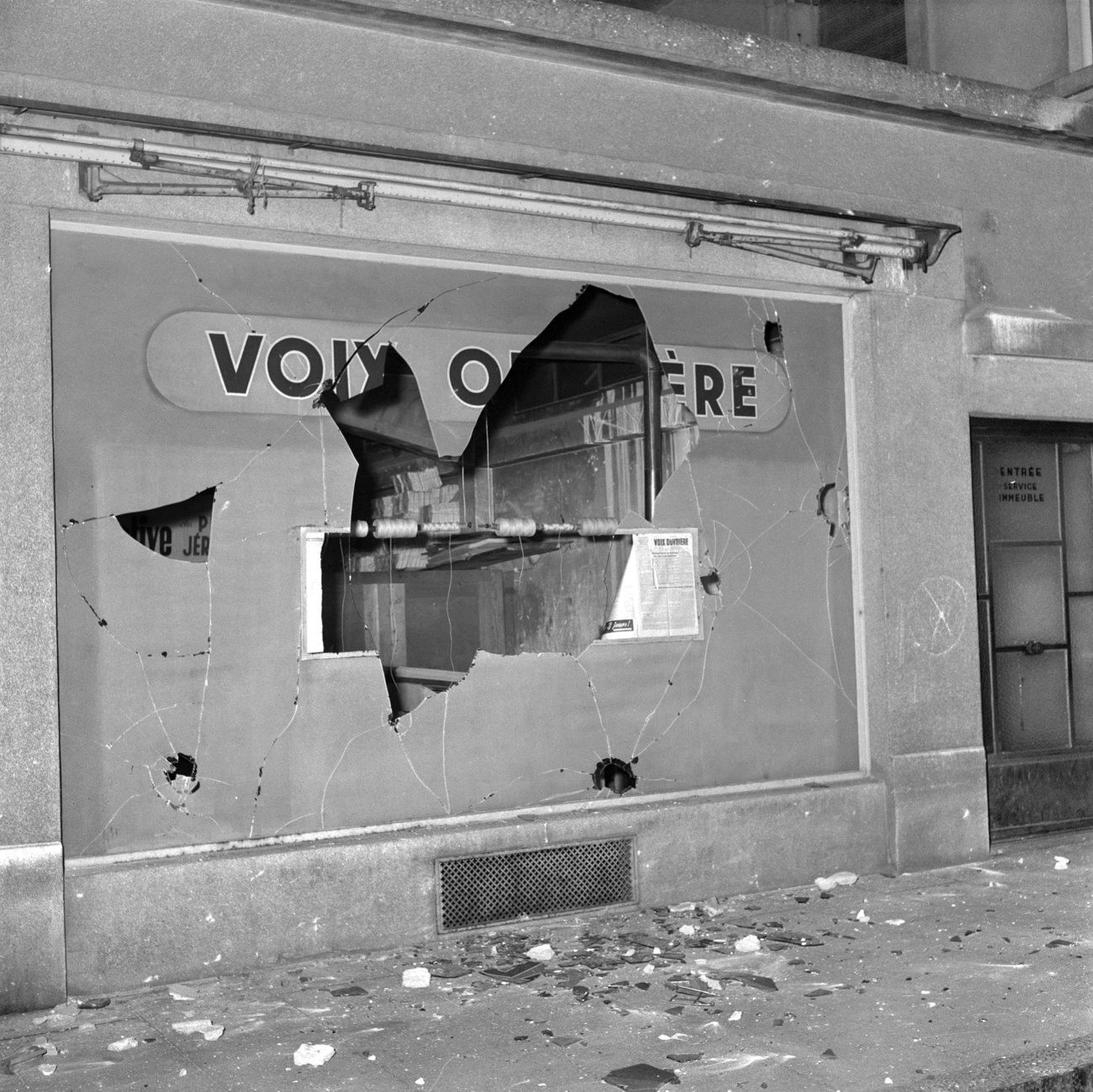 Following a peaceful rally on 7 November 1956 in Geneva for the freedom fighters of the Hungarian uprising, the publishing house of the communist newspaper "Voix Ouvriere" was damaged, along with other buildings.