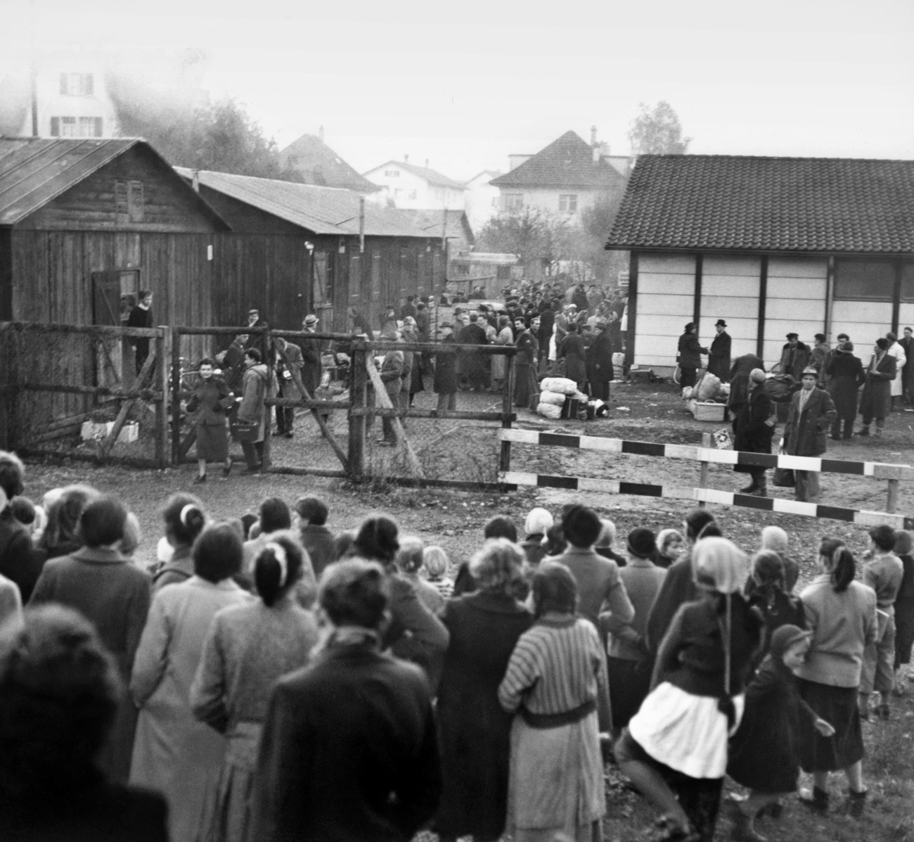 Венгерские беженцы прибывают на пограничную станцию Букс, Швейцария, в ноябре 1956 года.