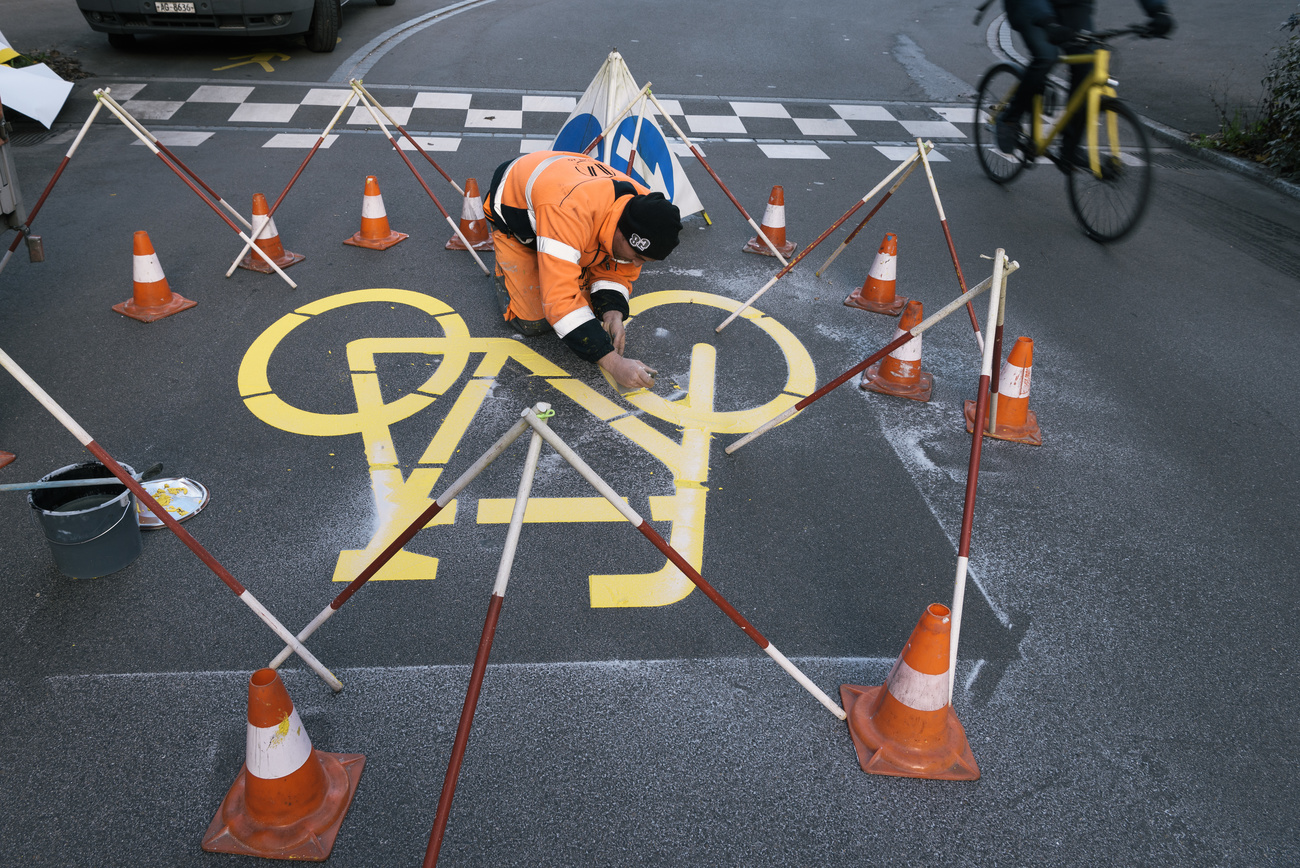 Il segnale delle bicicletta disegnato sulla strada.