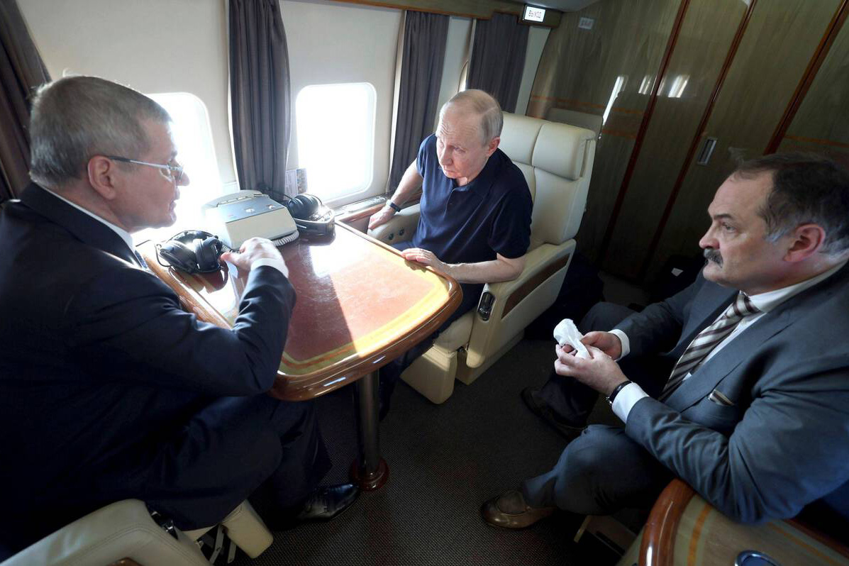 Drei Männer in einem Flugzeug