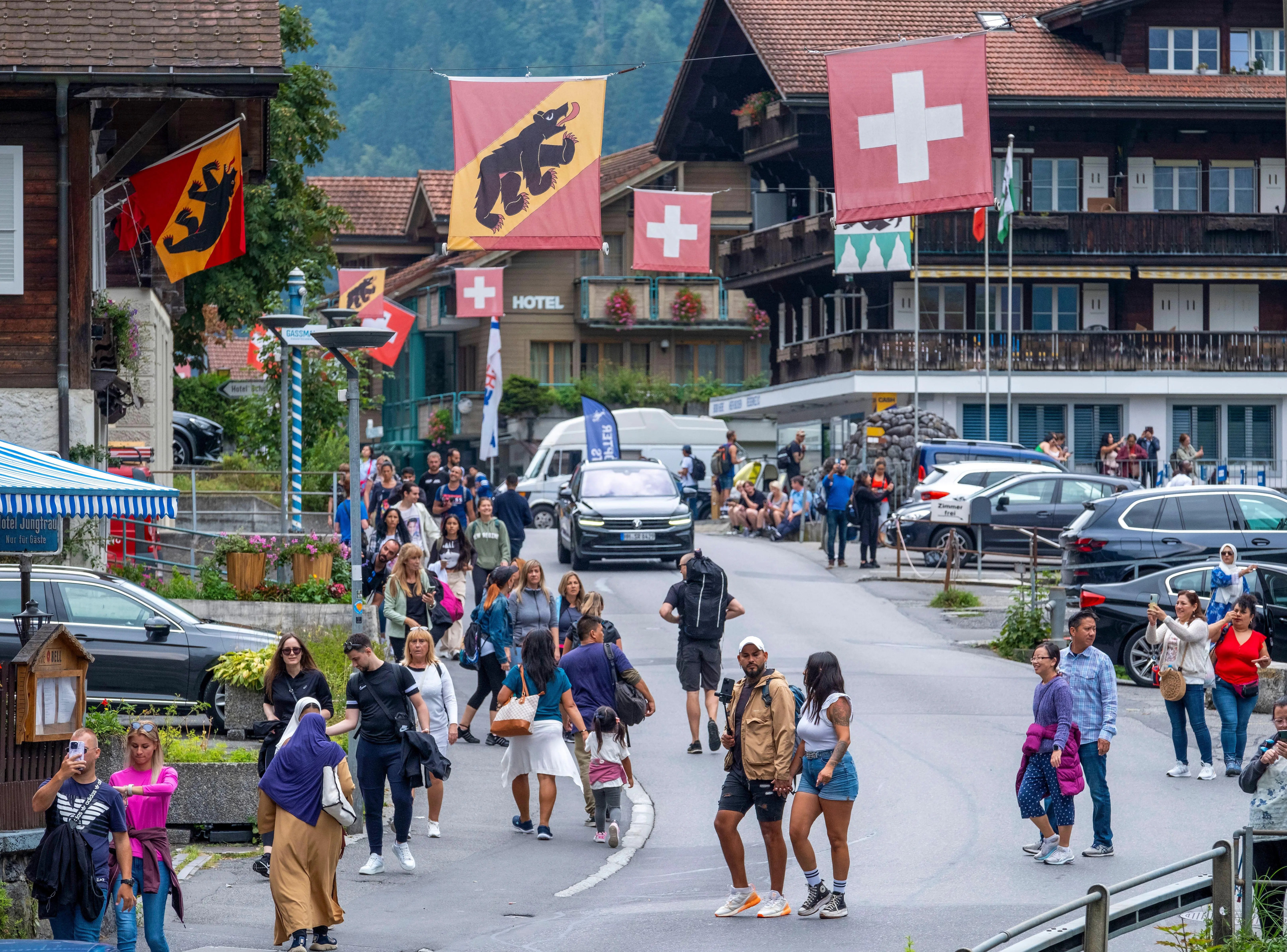 勞特布倫嫩是瑞士最具代表性的旅遊勝地之一，以其壯觀的景色、施陶河瀑布等景點和阿爾卑斯山的獨特魅力而聞名。