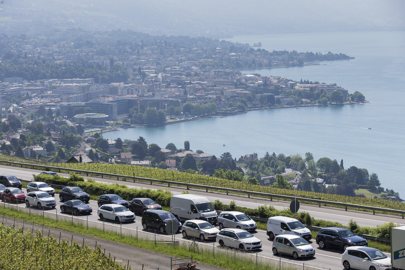 Согласно результатам опроса, опубликованным в пятницу 21 июня 2024 года, народ считает, что дорожная сеть Швейцарии перегружена.