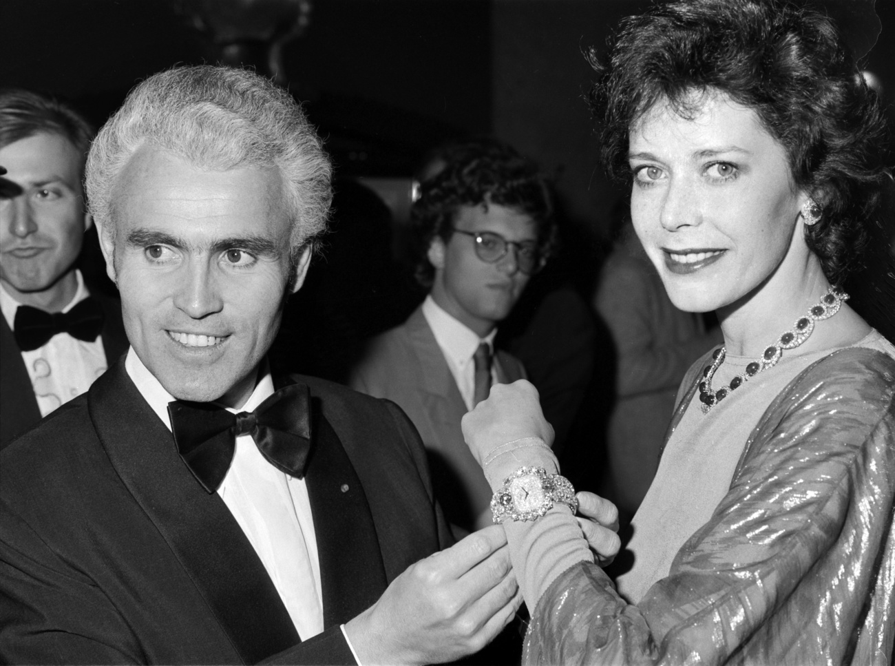 Schauspielerin Sylvia Kristel, rechts, und der Schweizer Uhrmacher Yves G. Piaget, links, präsentieren die teuerste Armbanduhr der Marke. Das Foto wurde am 20. Februar 1982 in St. Moritz aufgenommen.