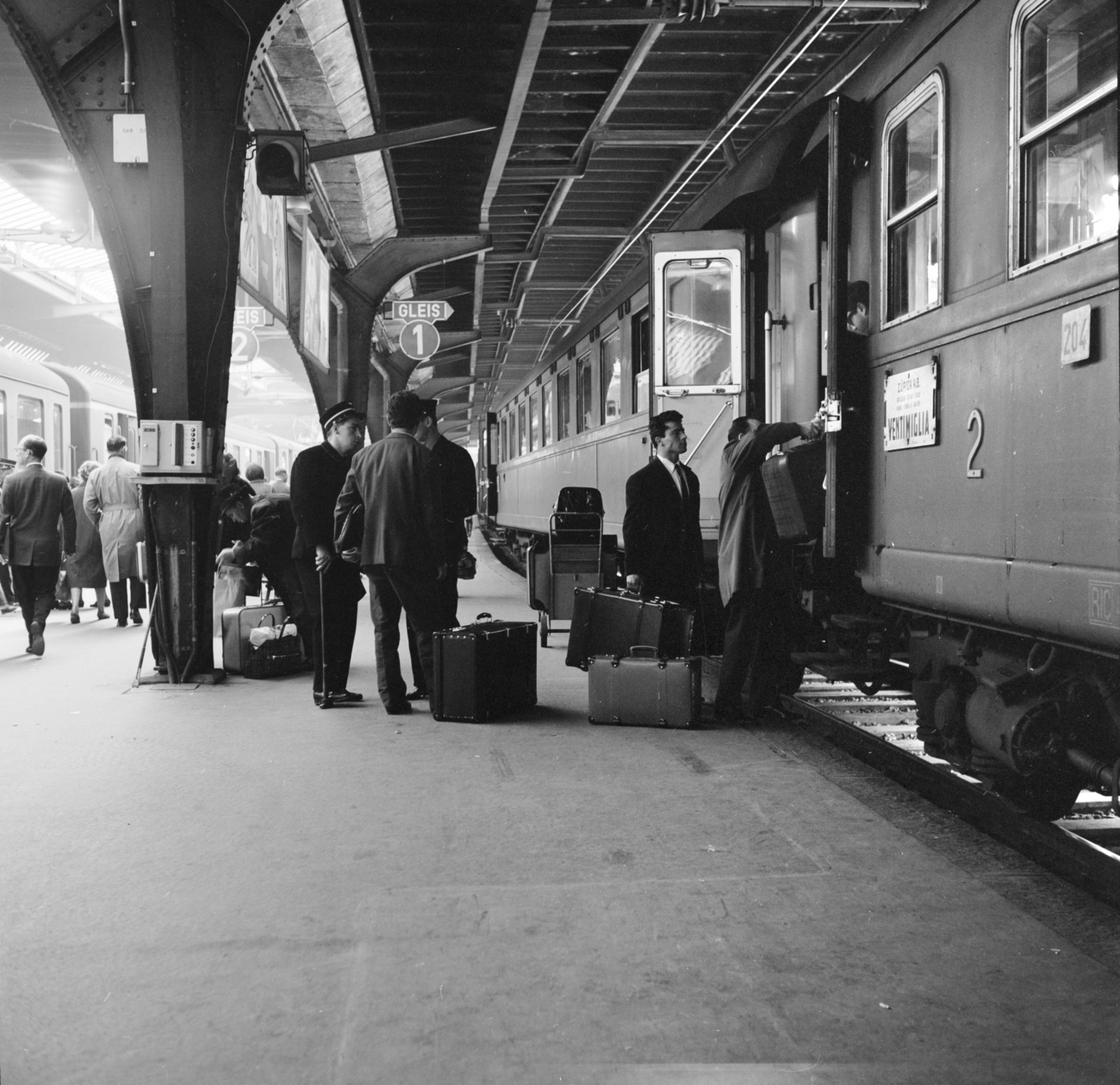 Migranti italiani intenti a salire su un treno.