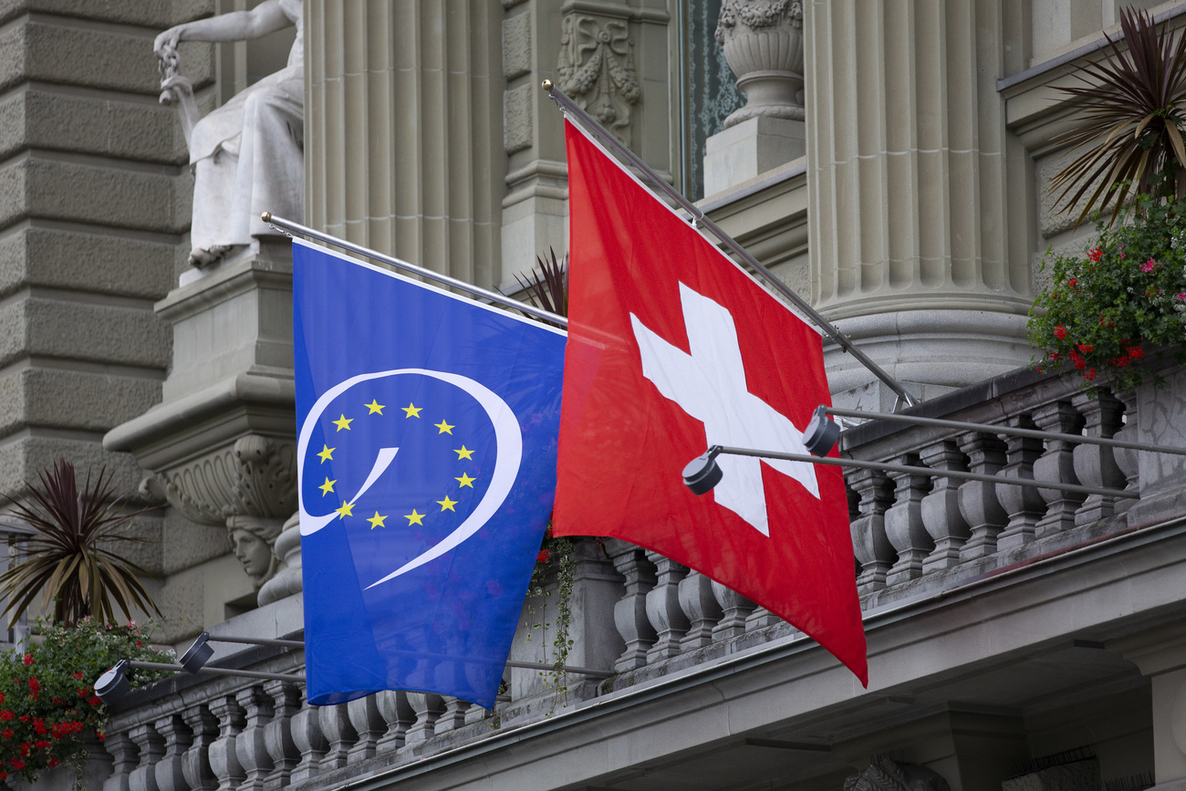 Zwei Fahnen, die der Schweiz und die des Europarates.
