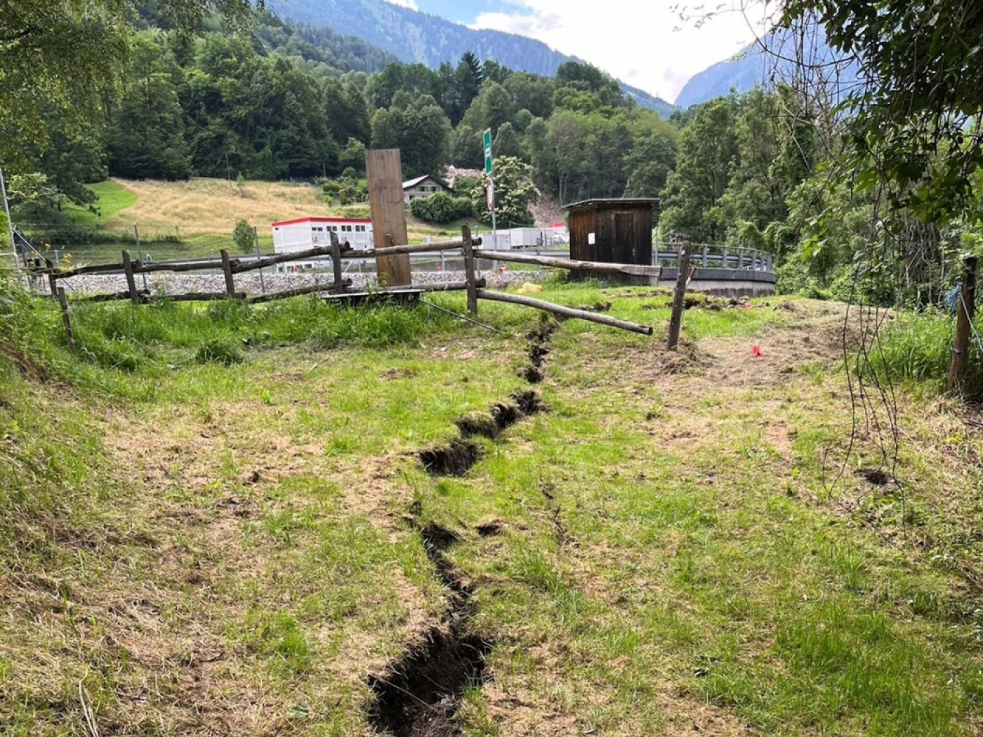 120 Meter Langer Bodenriss Bei Autobahnanschluss Mesocco Süd GR - SWI ...