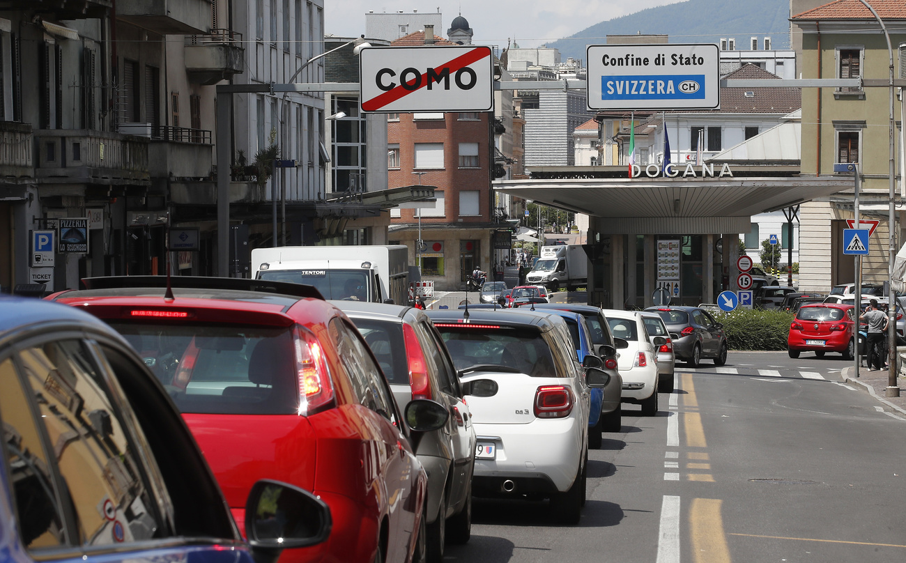 Lunga colonna di auto al valico di Chiasso.