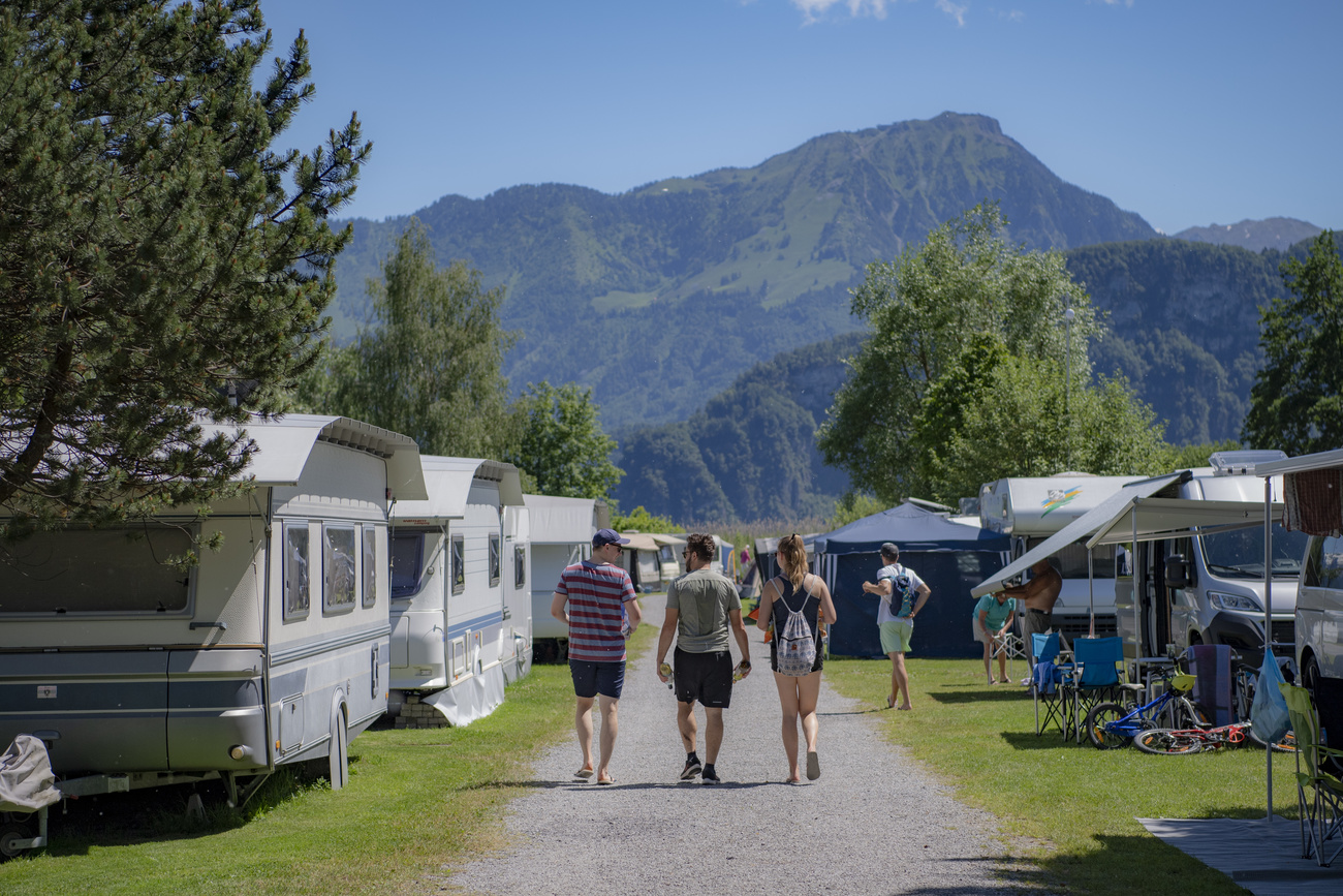 2023年，瑞士露营地留宿量接近100万人次。
