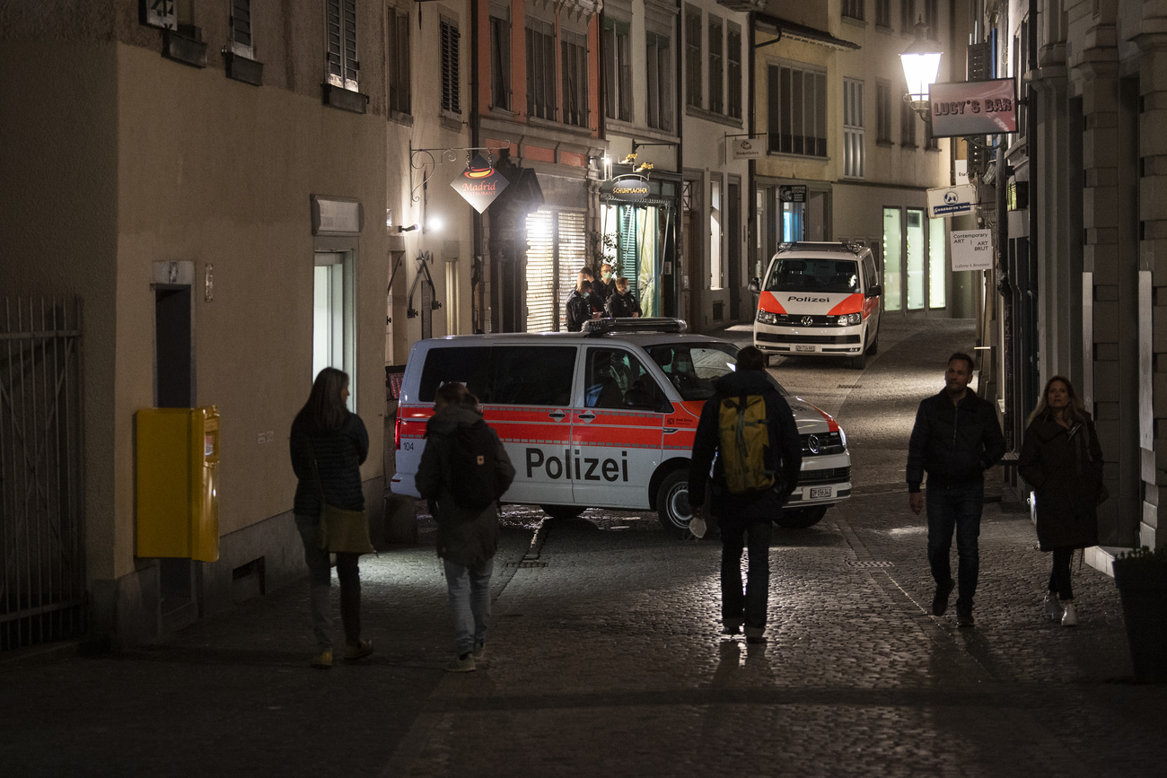 Due veicoli della polizia in centro a Zurigo.