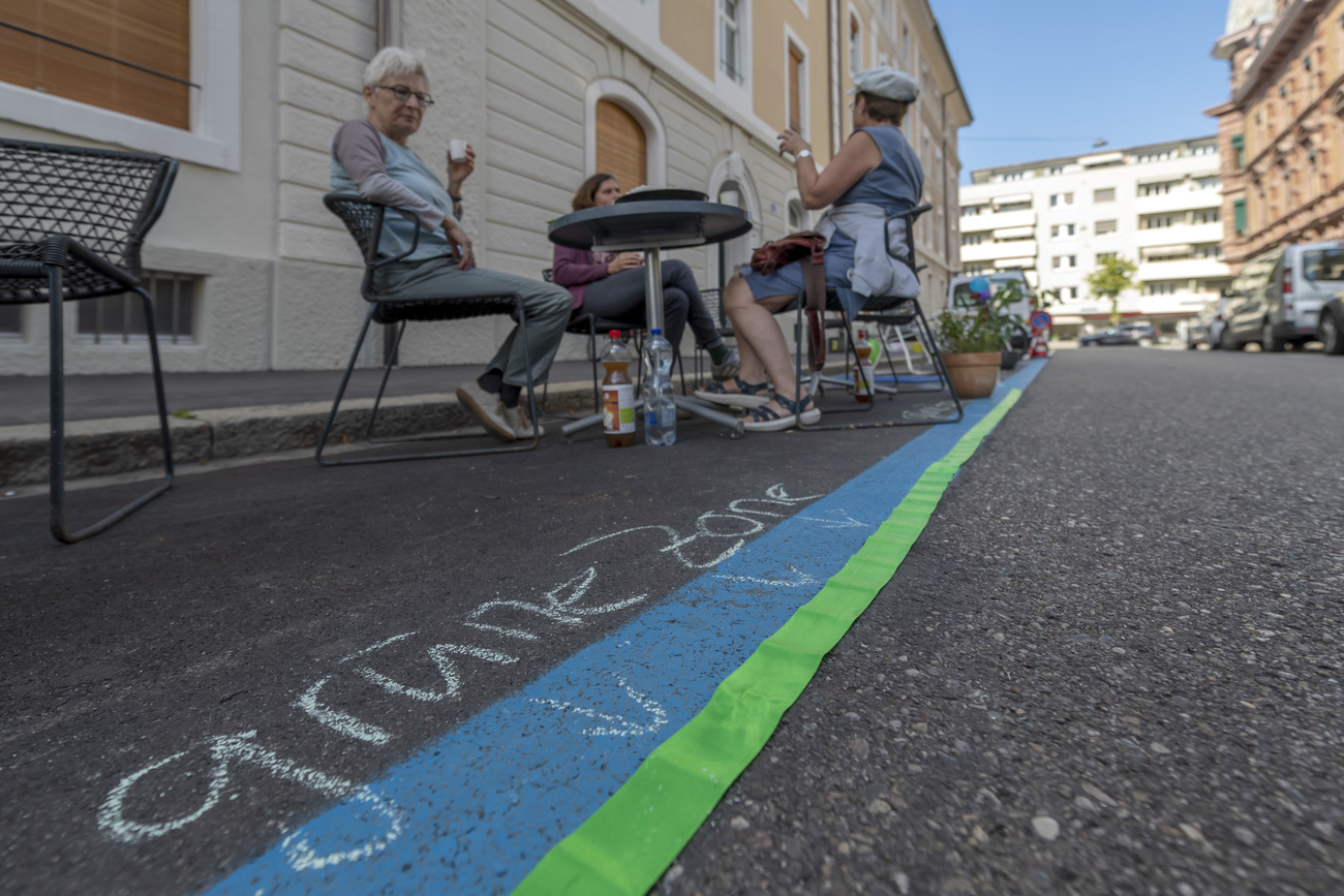 Persone sedute su un posteggio